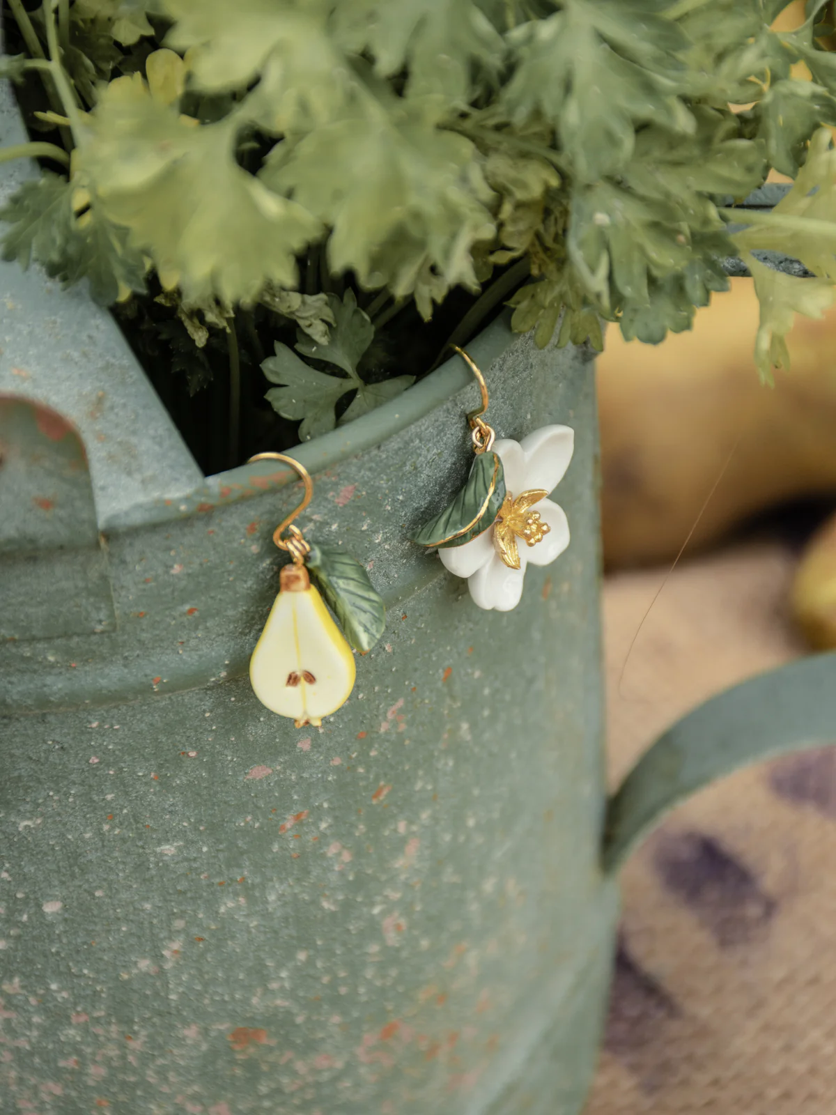 Boucles d'oreilles fleur de poirier, poire et feuille - Image 4