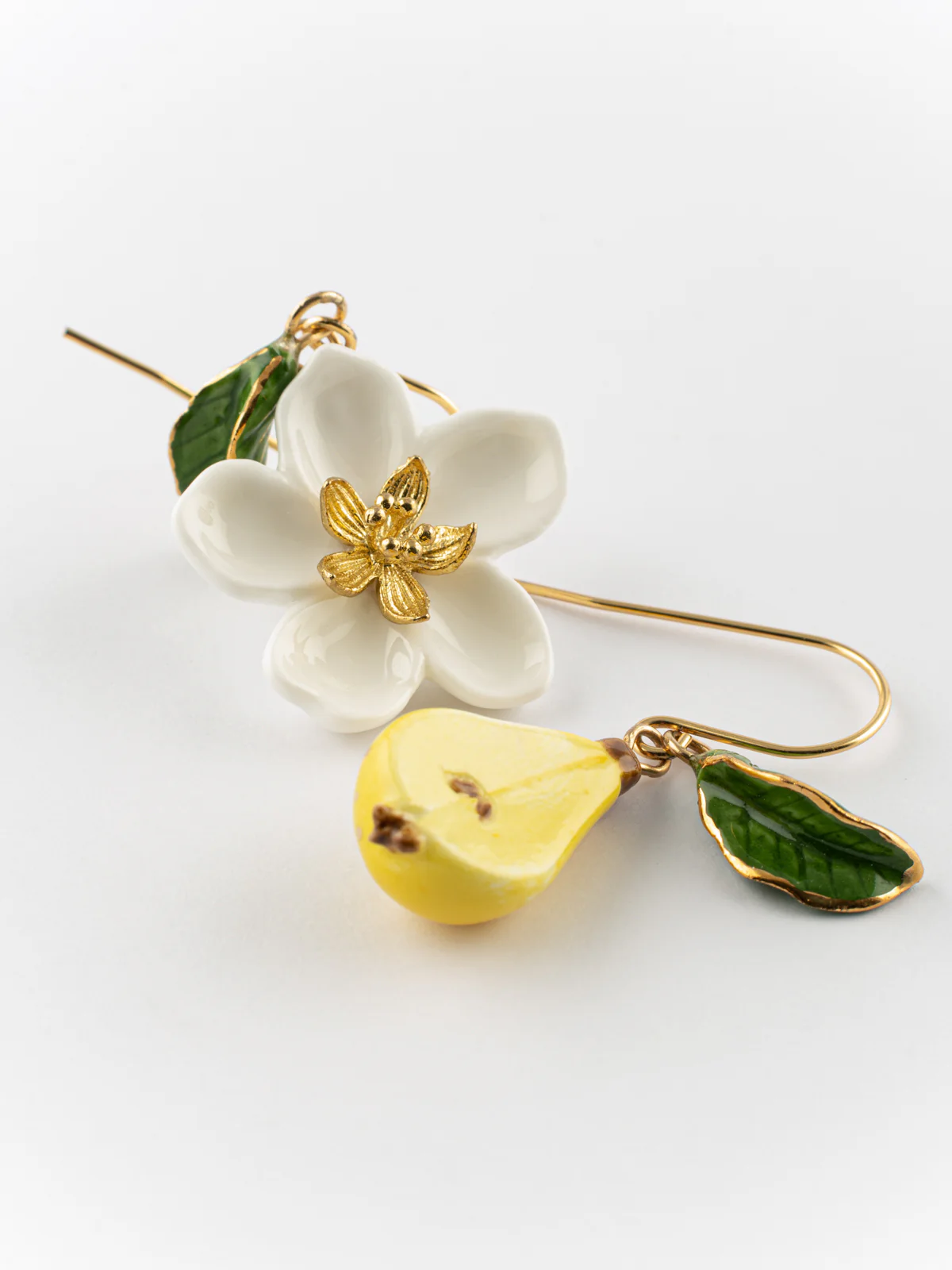 Boucles d'oreilles fleur de poirier, poire et feuille - Image 7