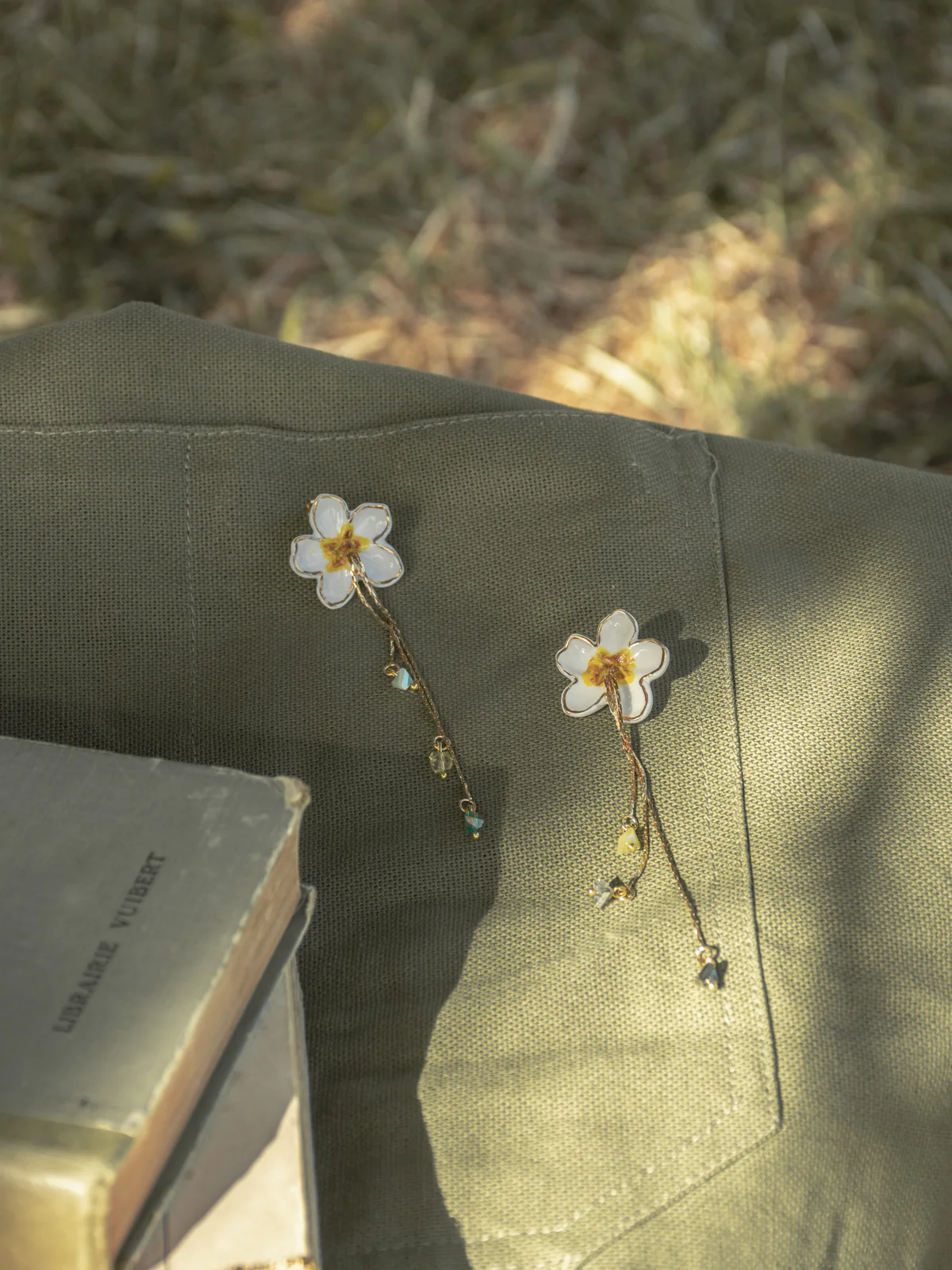 Boucles d'oreilles pendantes fleur de poirier - Image 3