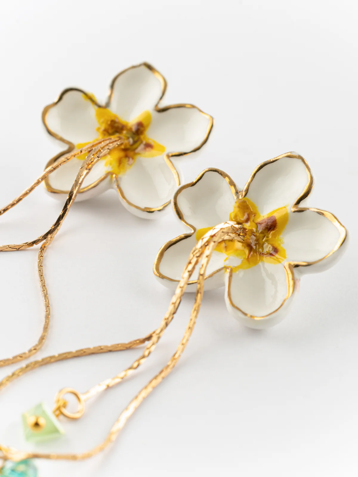 Boucles d'oreilles pendantes fleur de poirier - Image 4