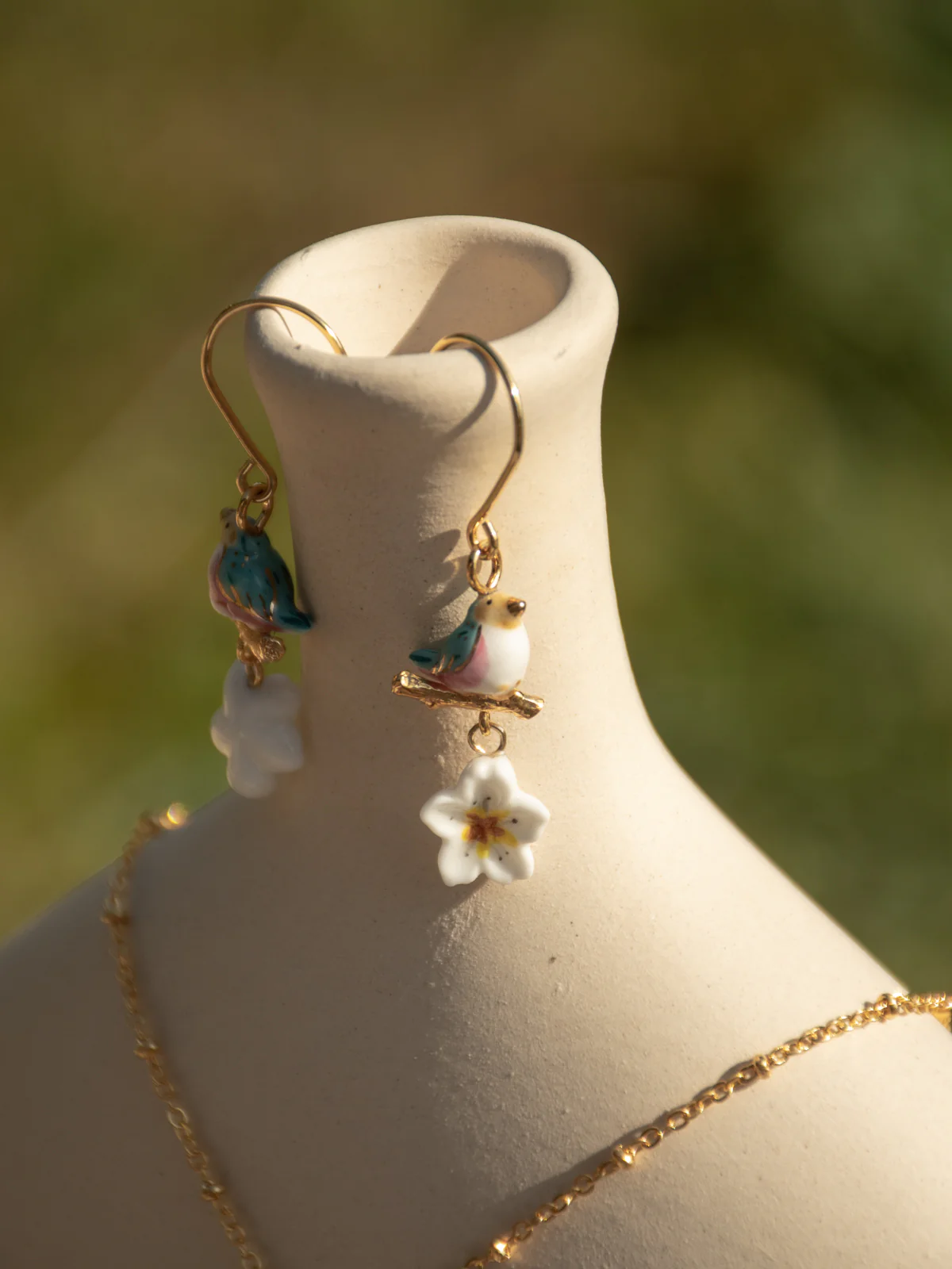 Boucles d'oreilles oiseau bleu & fleur de poirier - Image 4