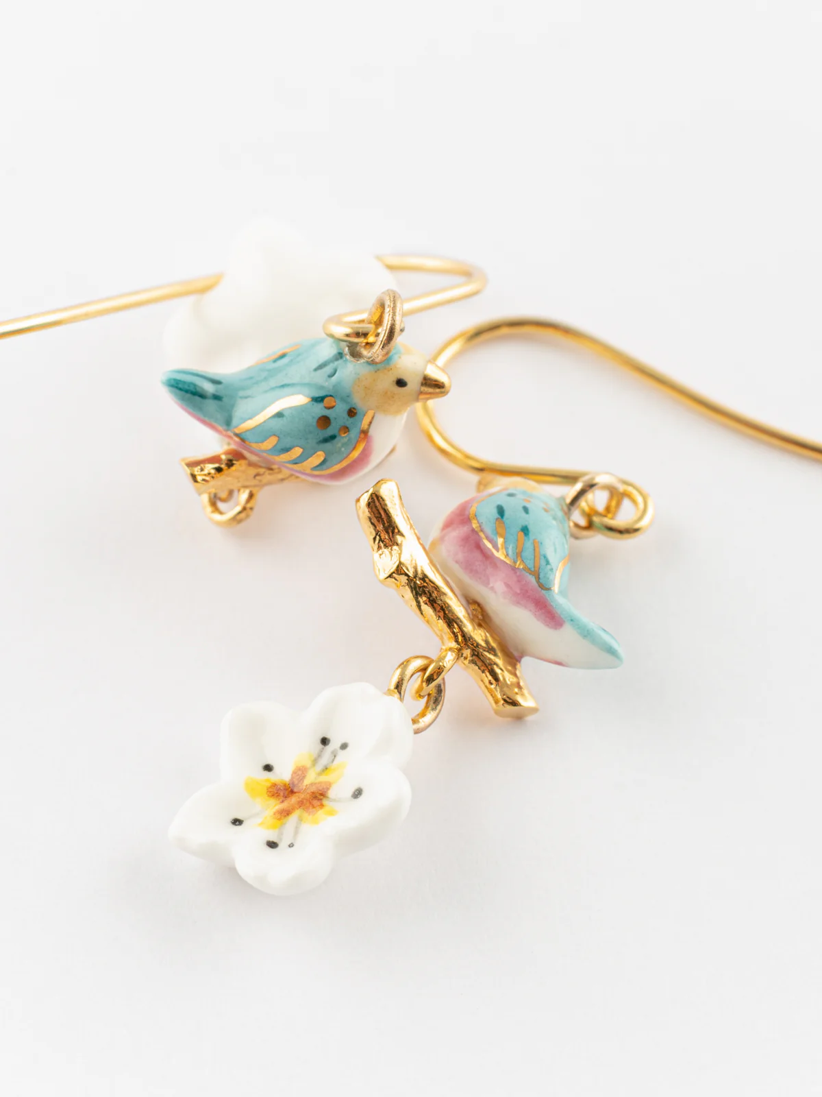 Boucles d'oreilles oiseau bleu & fleur de poirier - Image 6