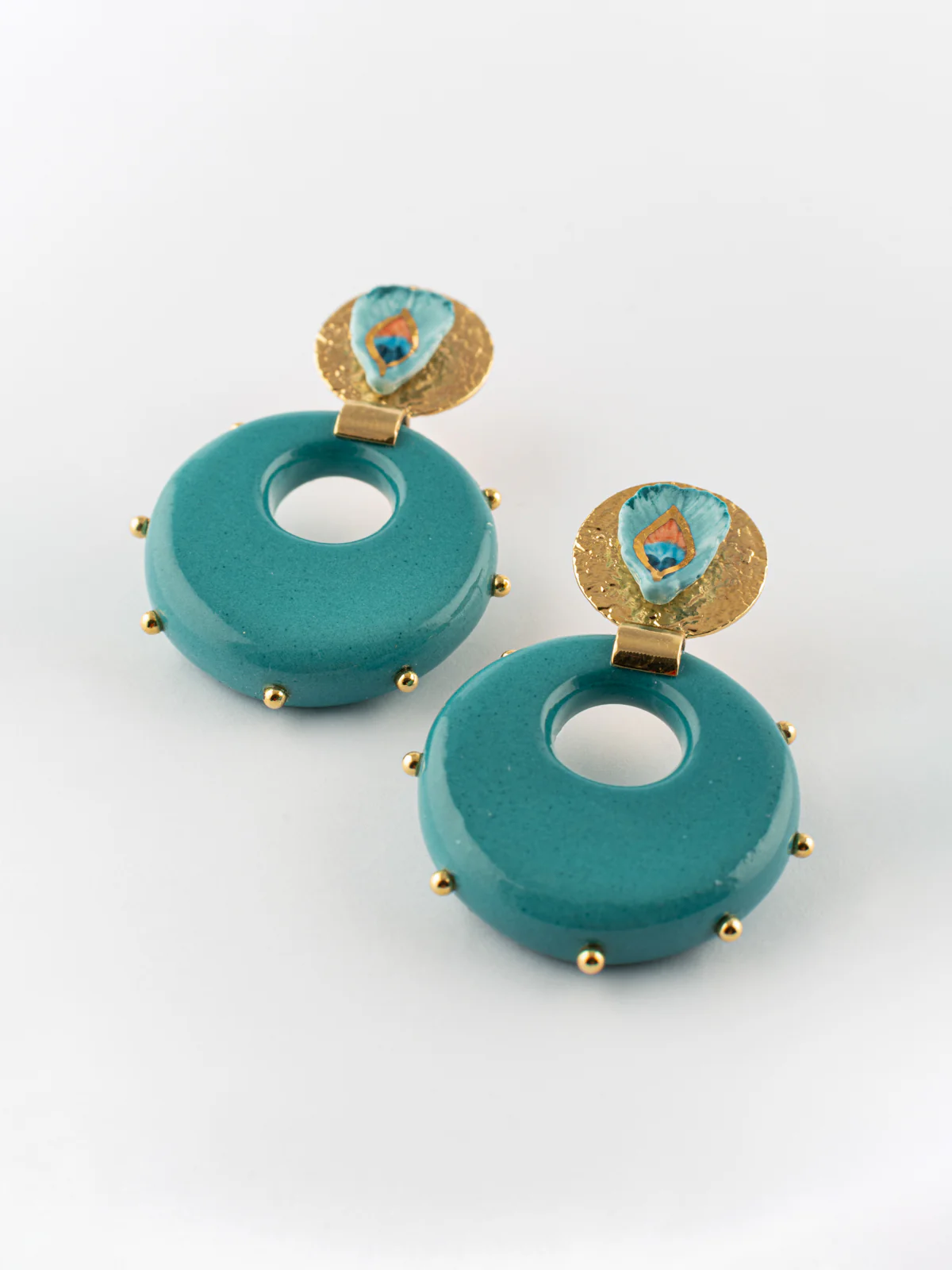 Boucles d'oreilles plume de paon & porcelaine cloutée