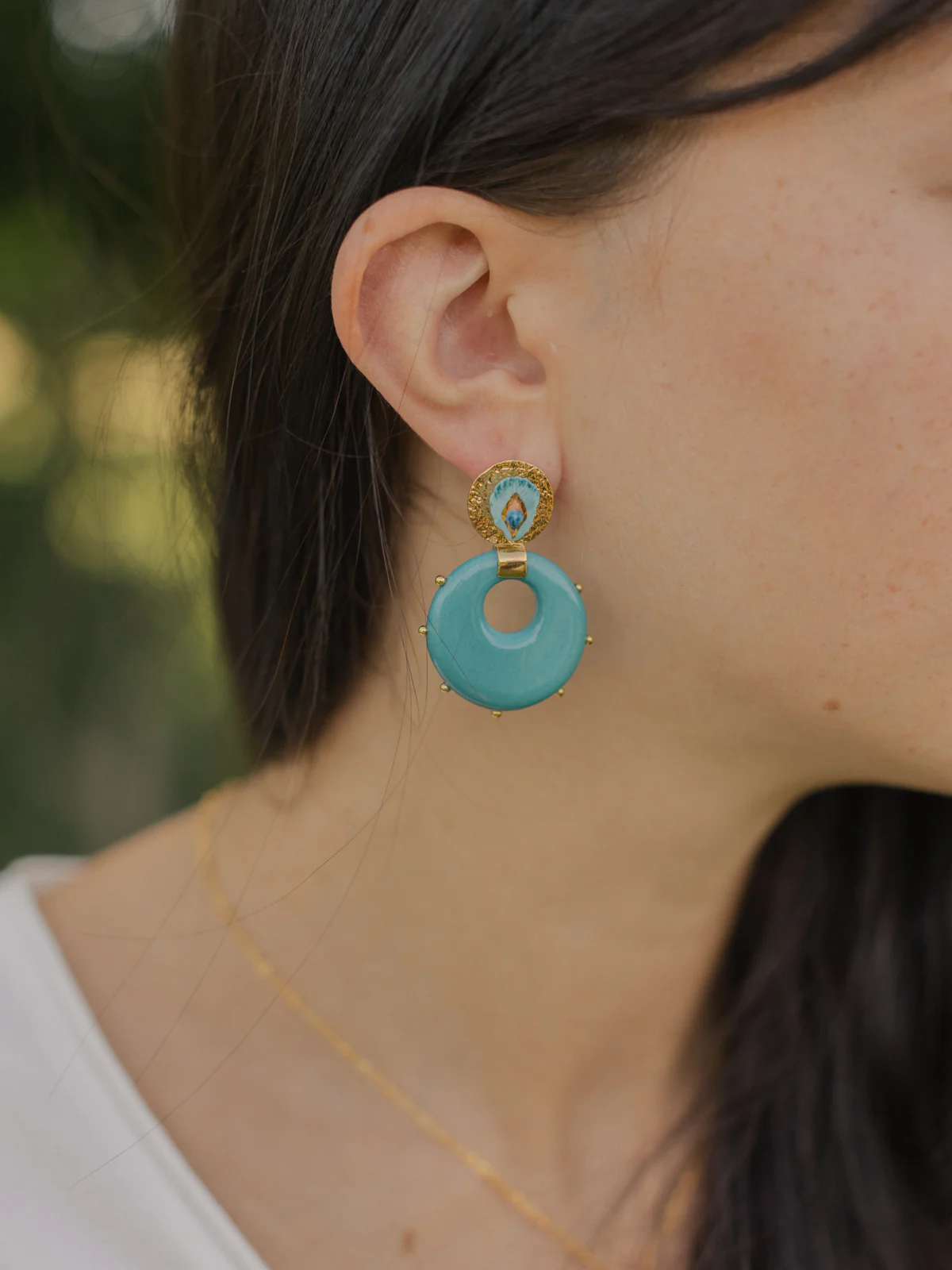Boucles d'oreilles plume de paon & porcelaine cloutée - Image 2