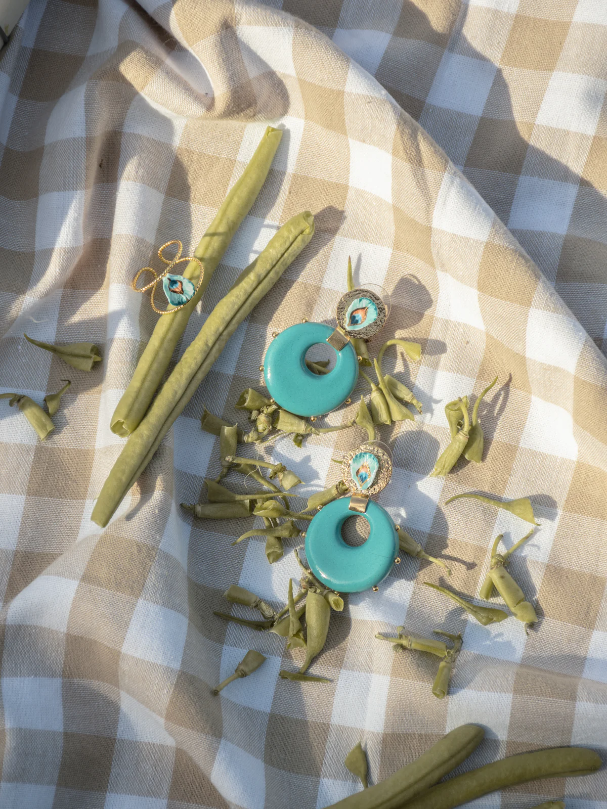 Boucles d'oreilles plume de paon & porcelaine cloutée - Image 3