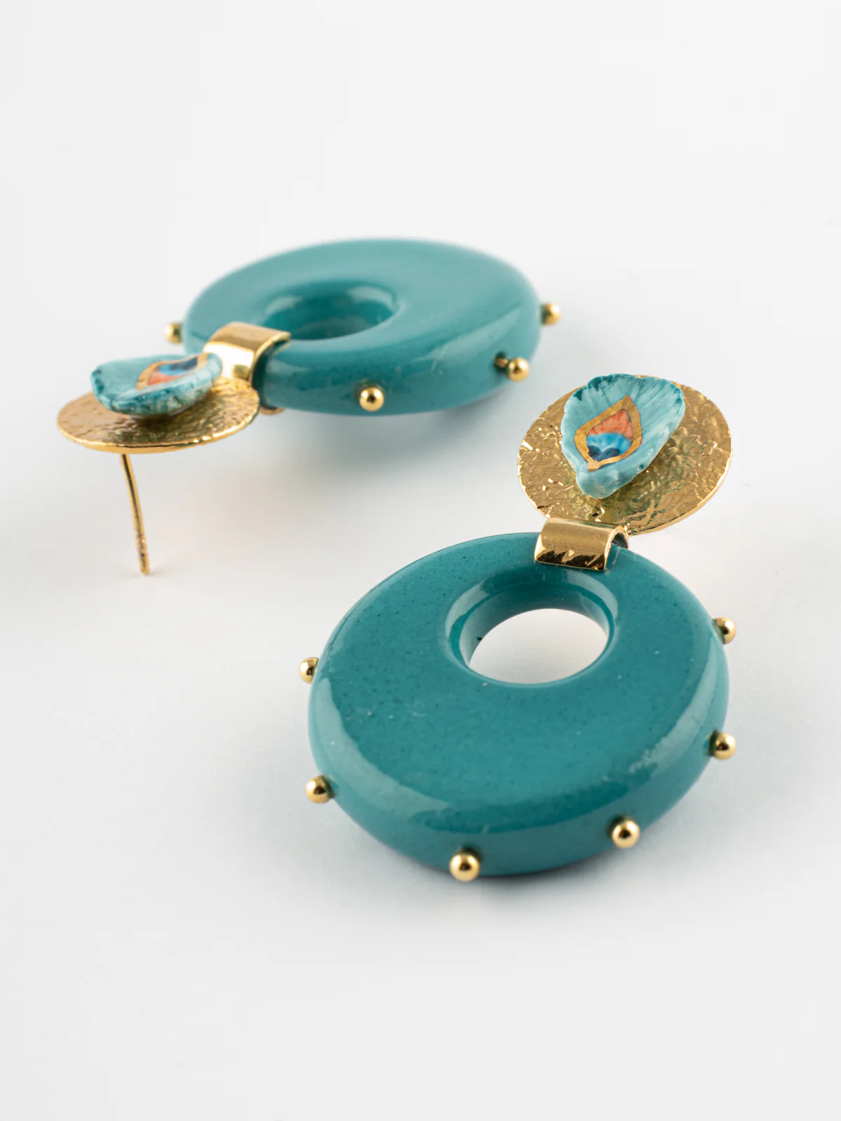 Boucles d'oreilles plume de paon & porcelaine cloutée - Image 4