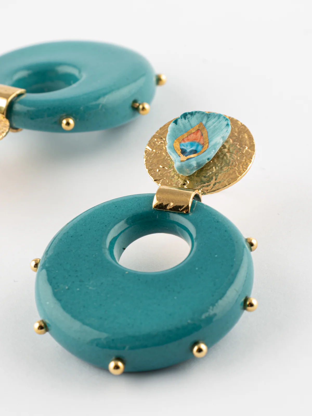 Boucles d'oreilles plume de paon & porcelaine cloutée - Image 5