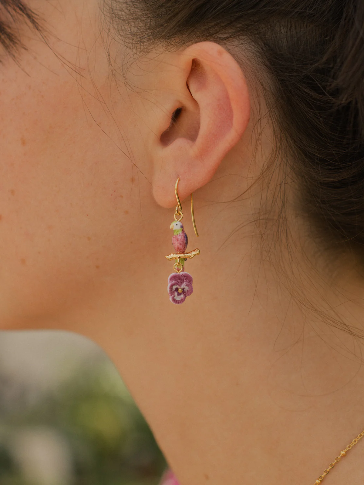 Boucles d'oreilles perruche à moustaches sur branche - Image 2