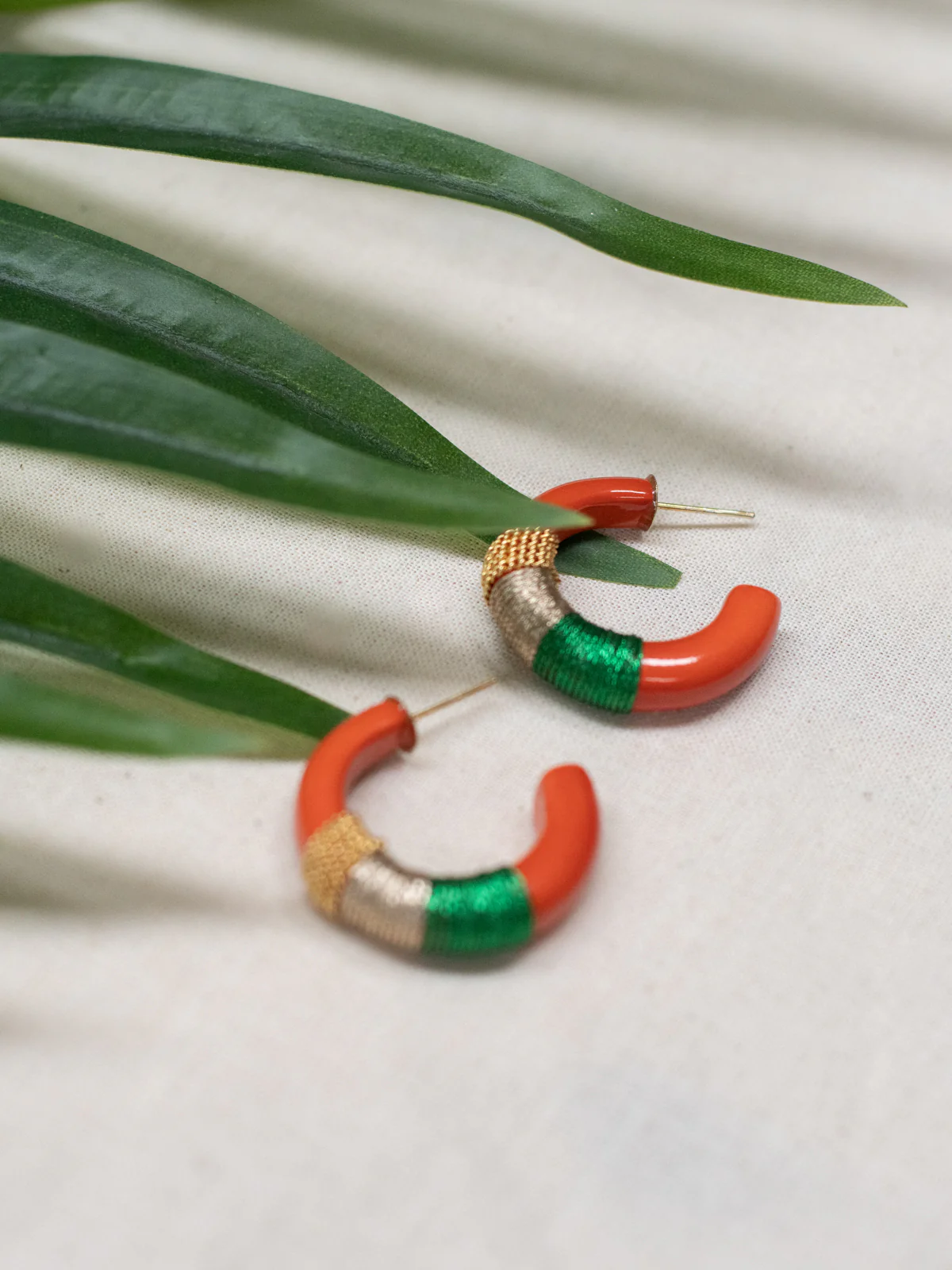 Boucles d'oreilles orange ethnique - Image 4