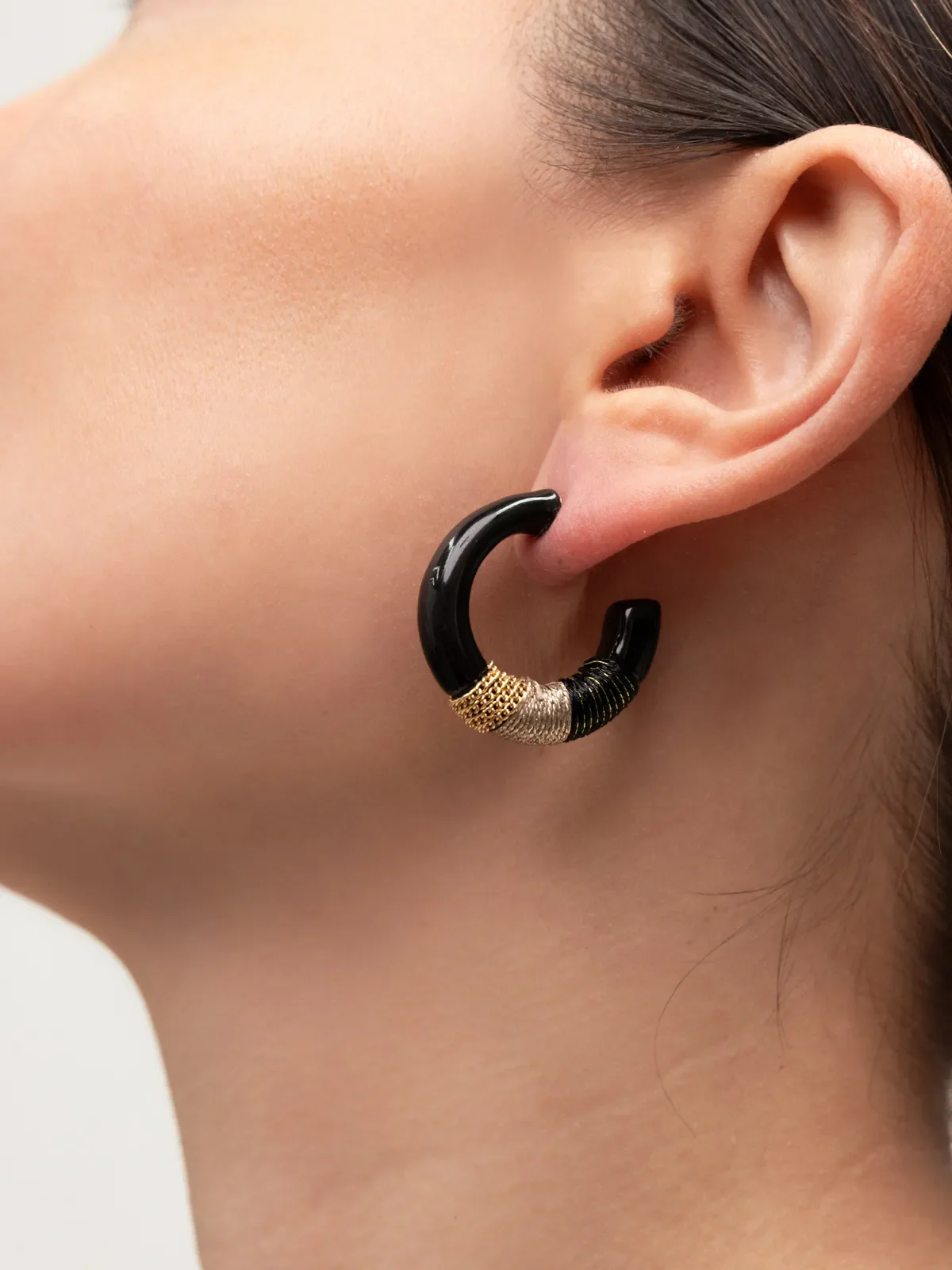 Boucles d'oreilles noir ethnique - Image 2