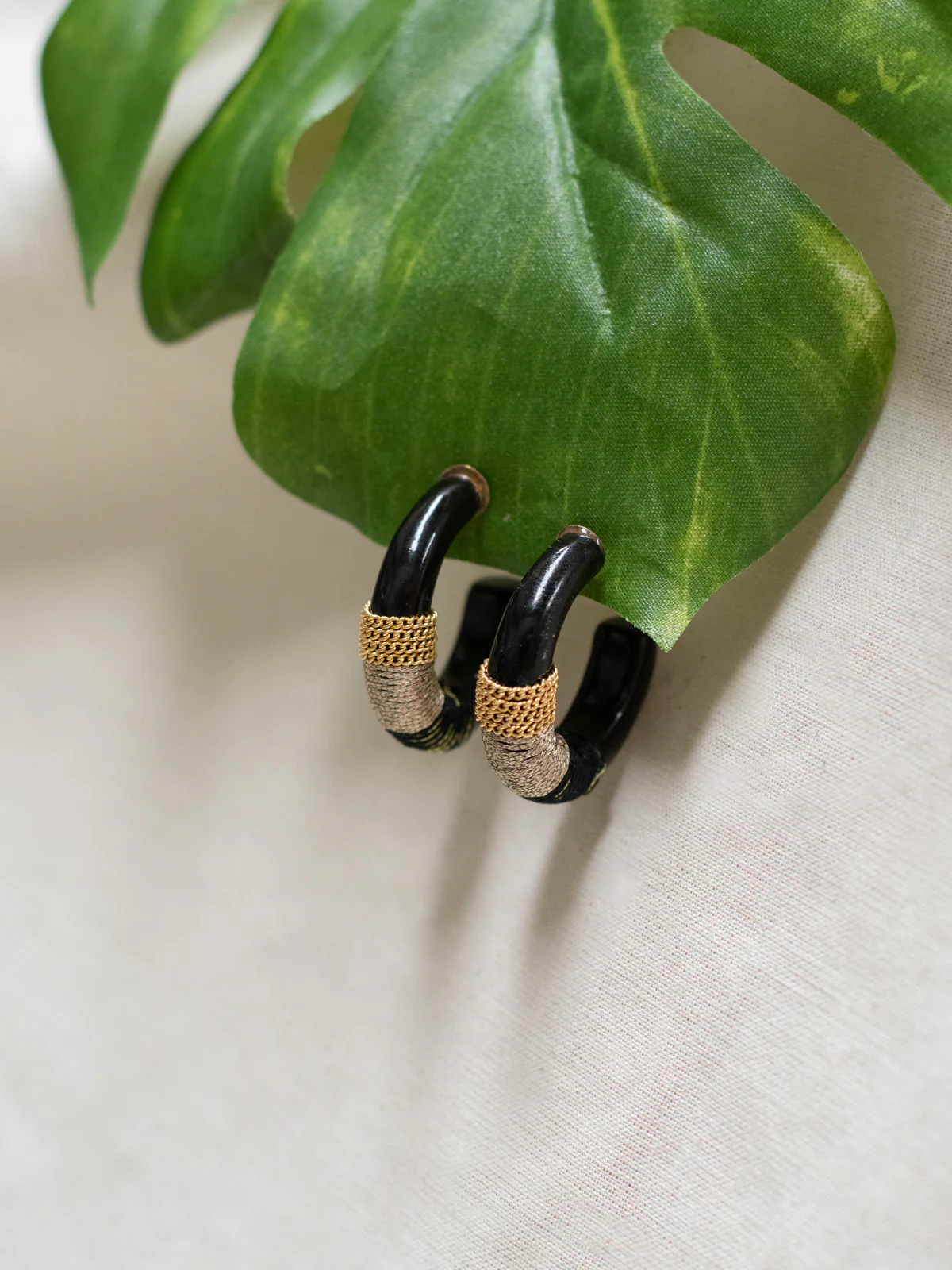 Boucles d'oreilles noir ethnique - Image 4
