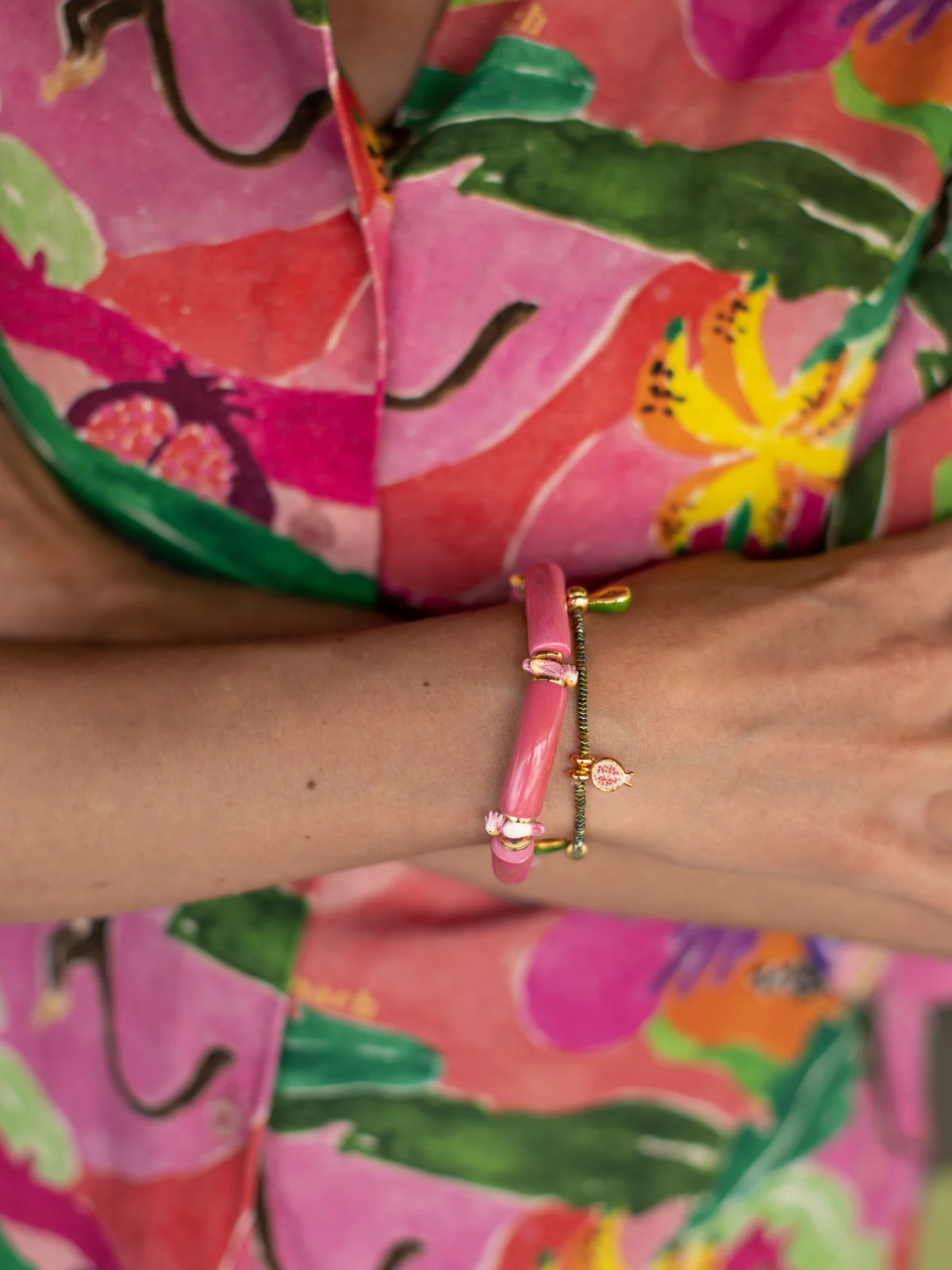 Bracelet perles roses cacatoès - Image 2