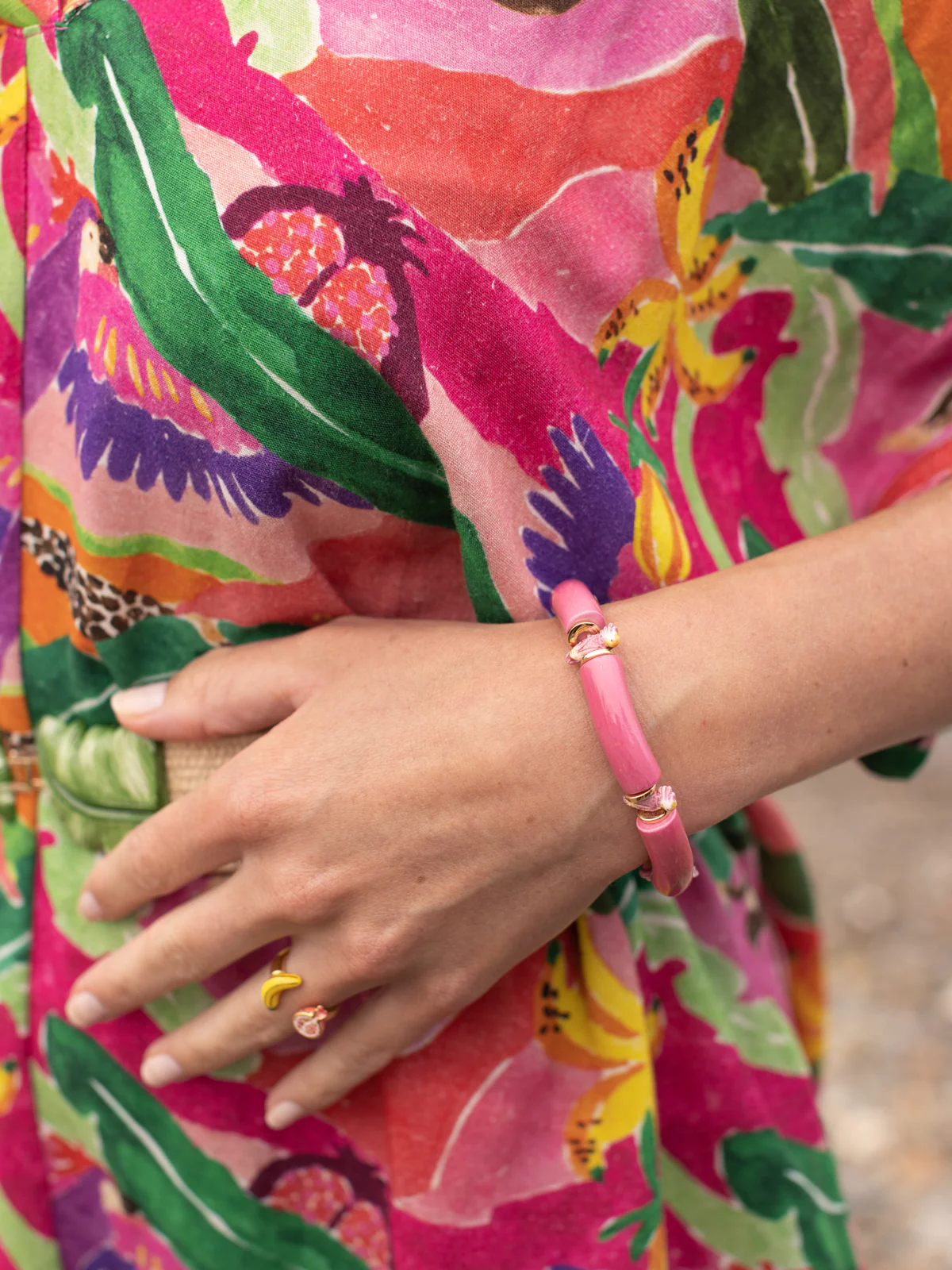 Bracelet perles roses cacatoès - Image 4