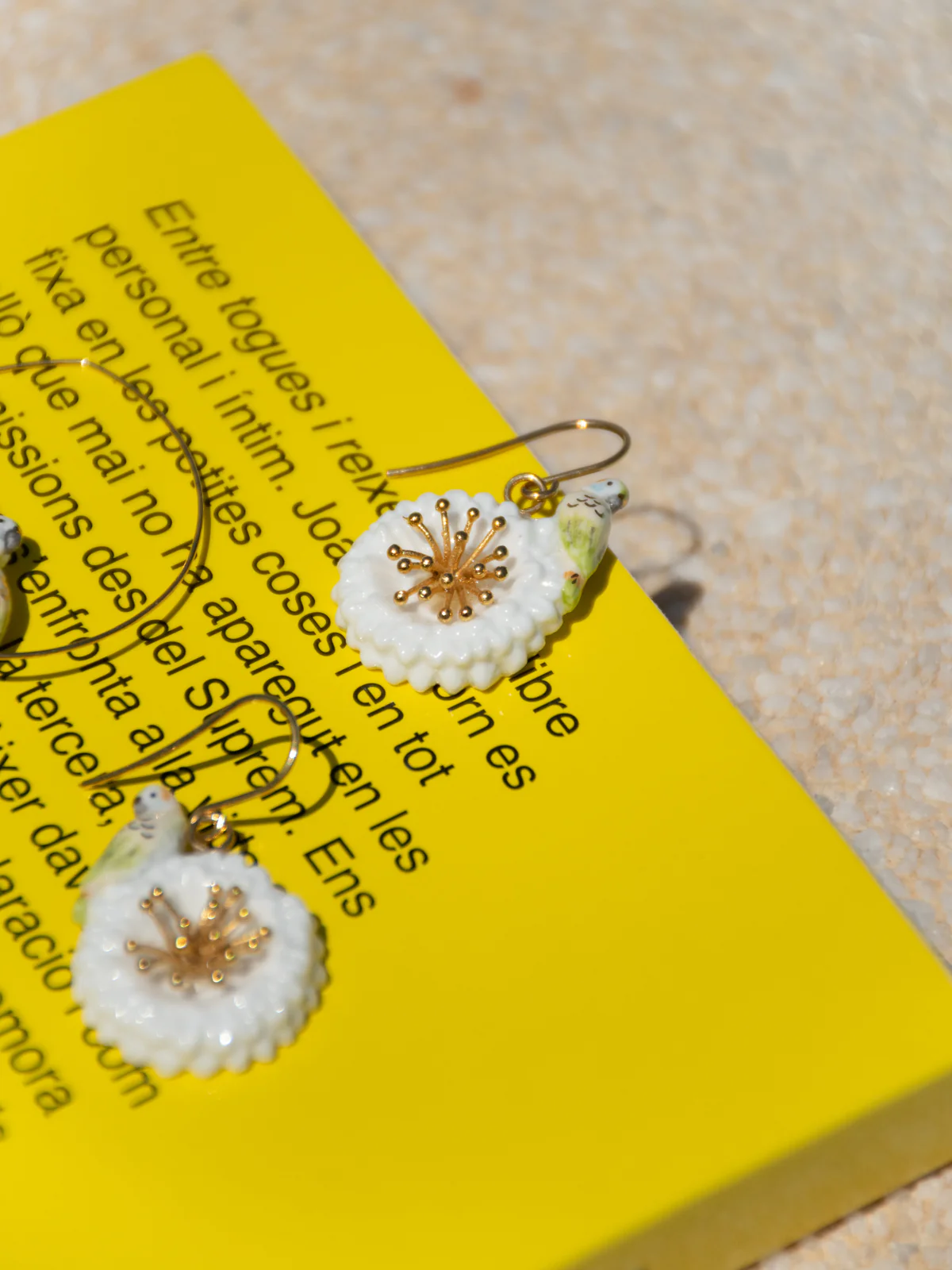 Boucles d'oreilles perruche sur pissenlit blanc - Image 4