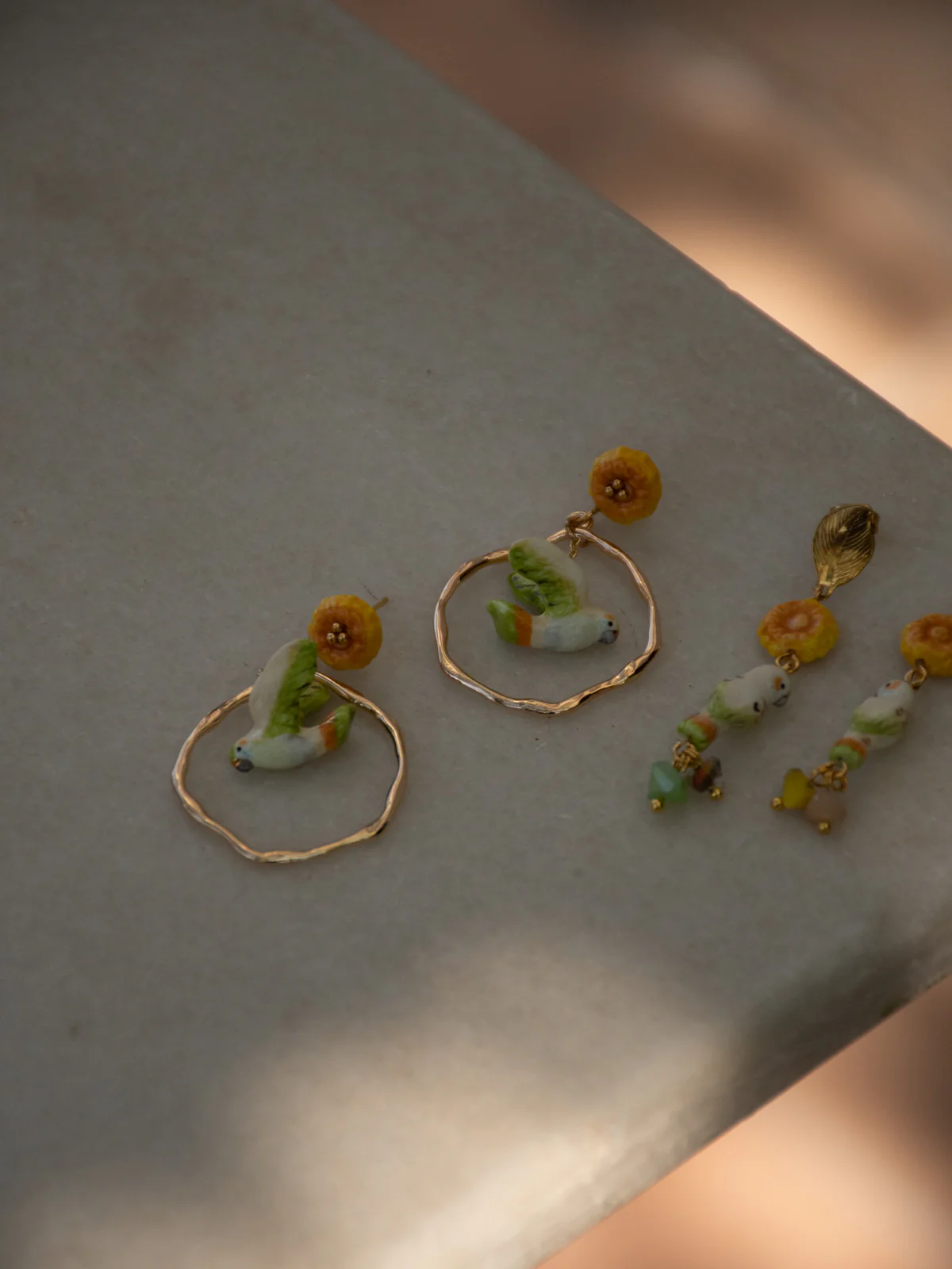 Boucles d'oreilles martelées pissenlit & perruche - Image 5