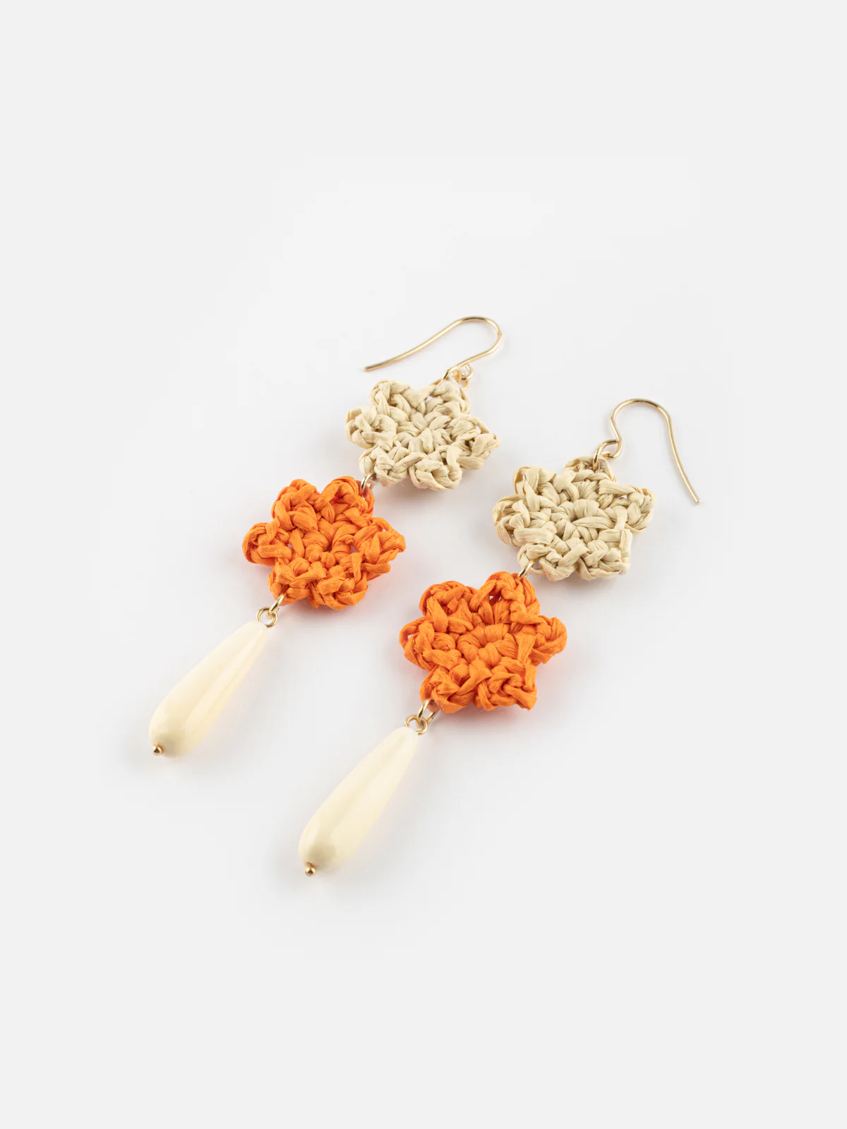 Boucles d'oreilles fleurs en raphia & goutte blanche - Image 2