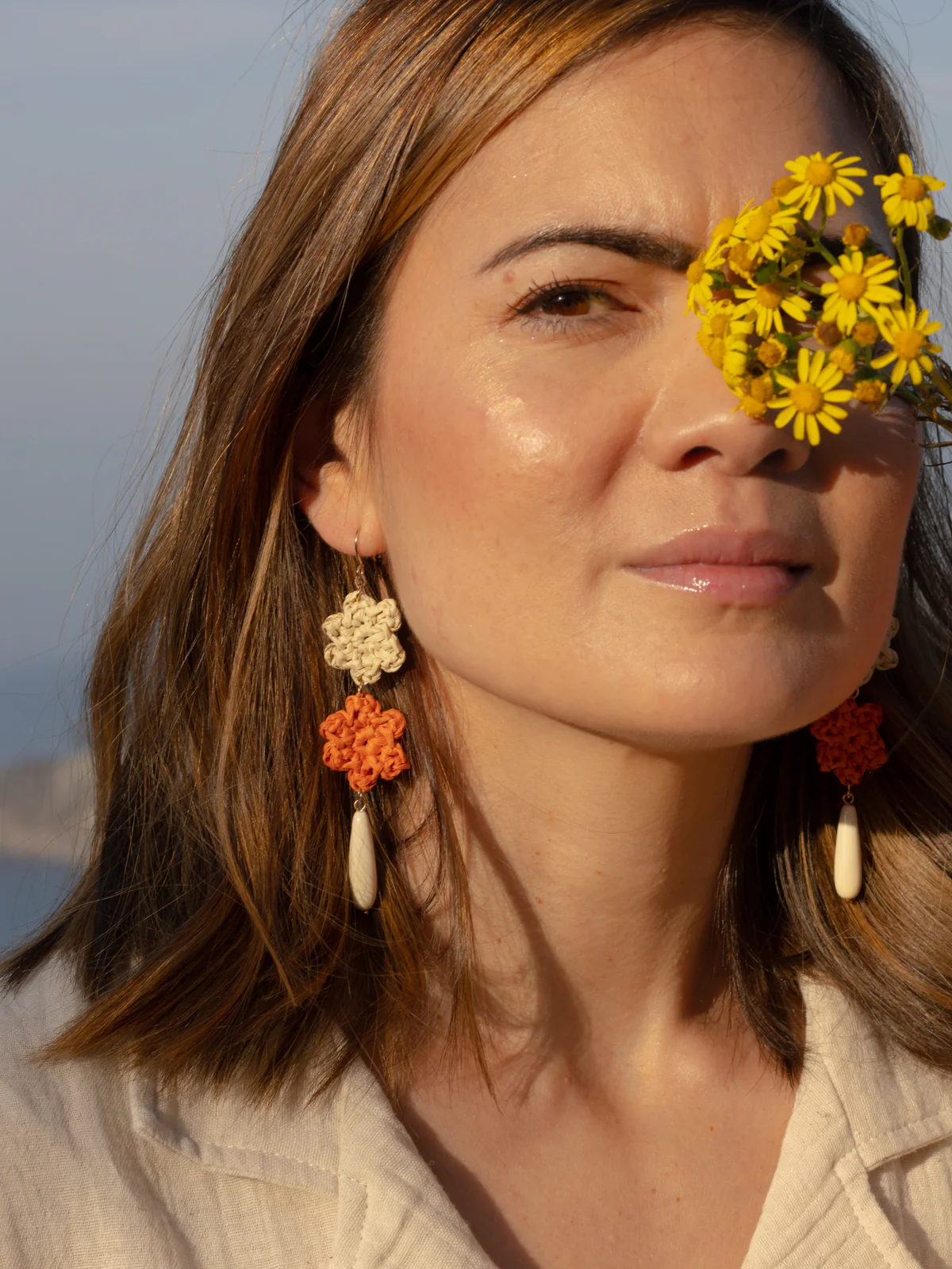 Boucles d'oreilles fleurs en raphia & goutte blanche - Image 3