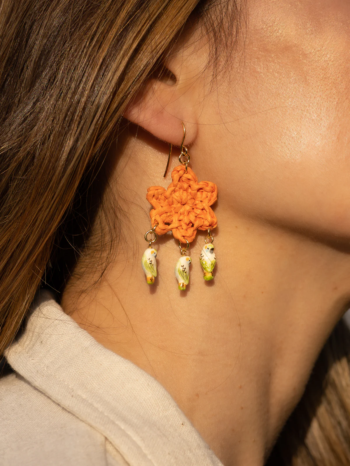 Boucles d'oreilles fleur en raphia et perruches