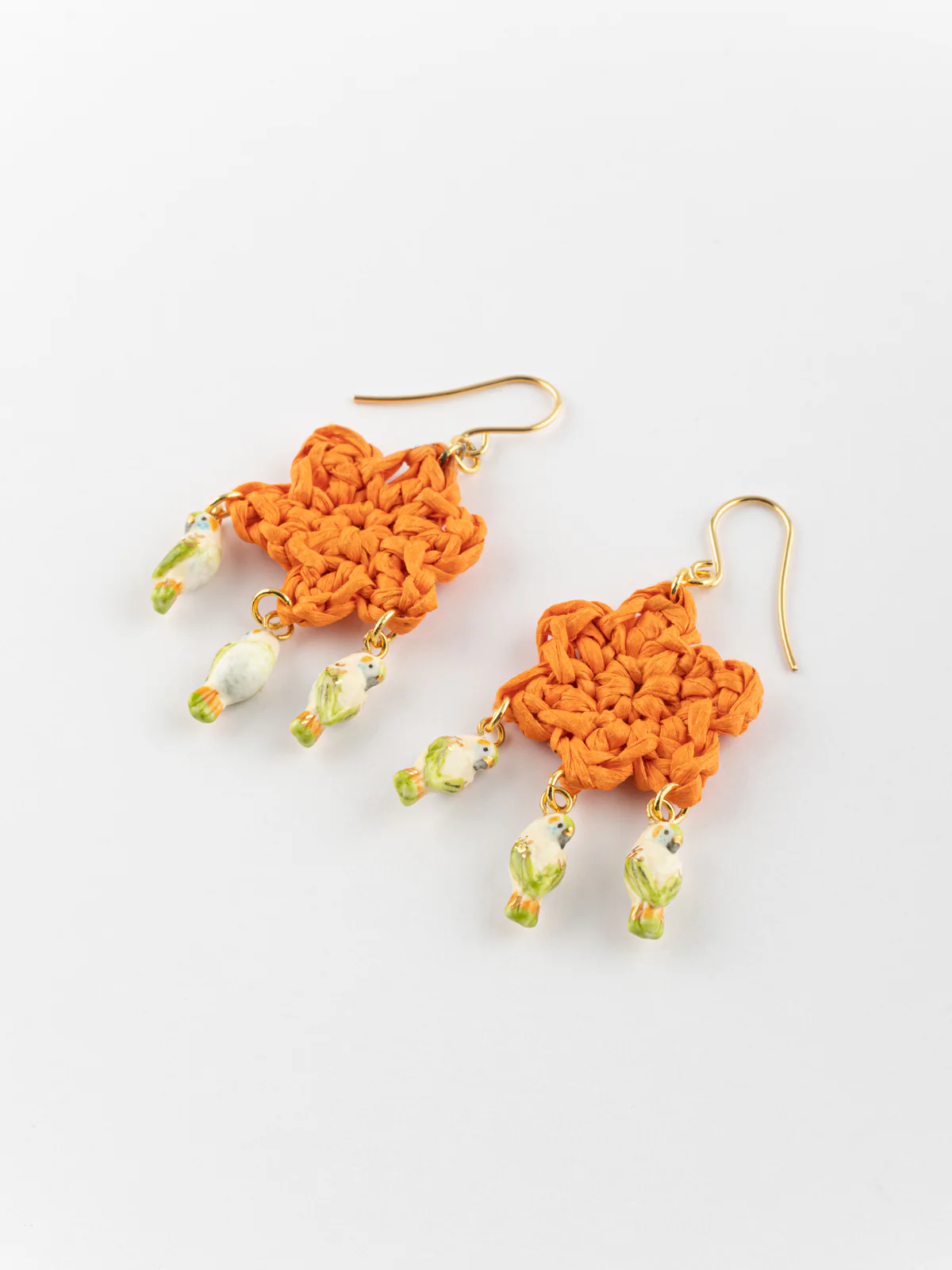 Boucles d'oreilles fleur en raphia et perruches - Image 2