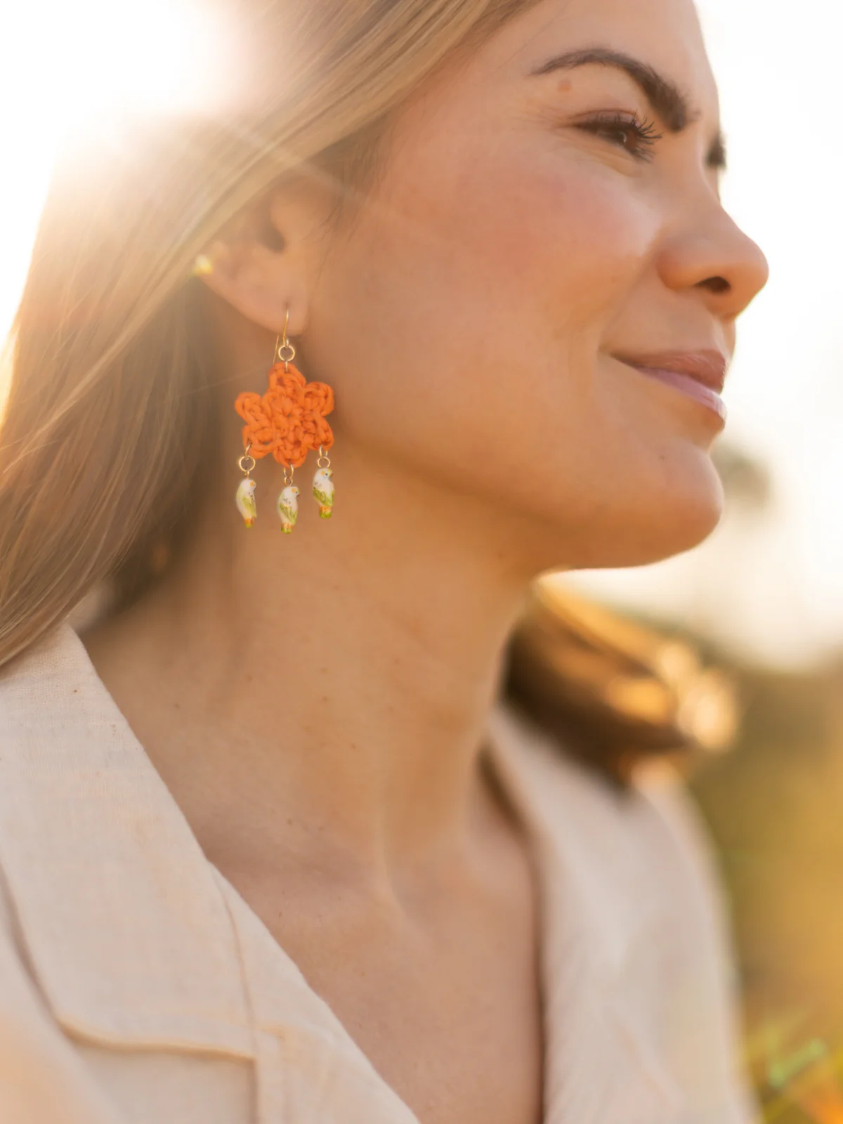 Boucles d'oreilles fleur en raphia et perruches - Image 3