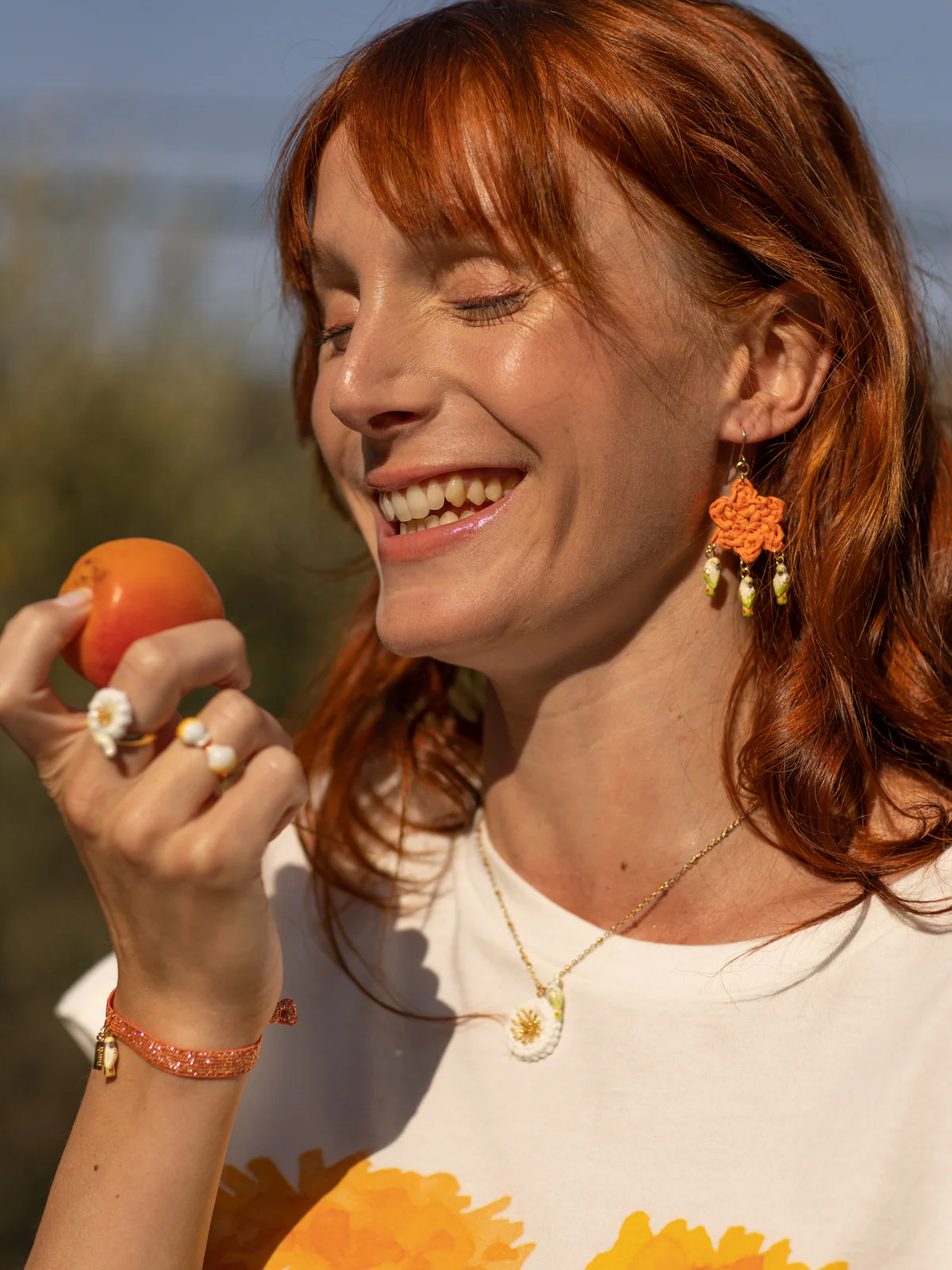 Boucles d'oreilles fleur en raphia et perruches - Image 4