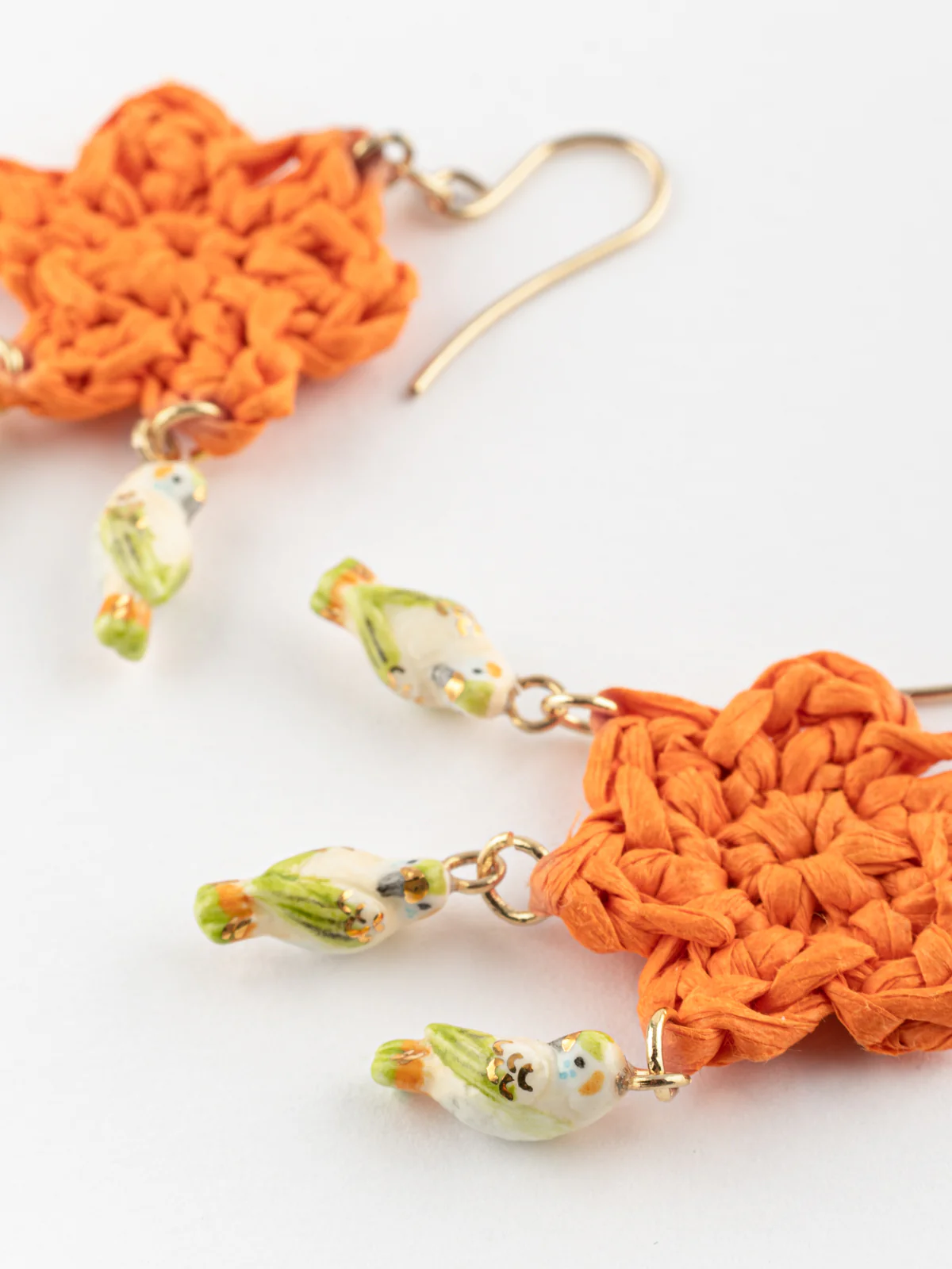 Boucles d'oreilles fleur en raphia et perruches - Image 6
