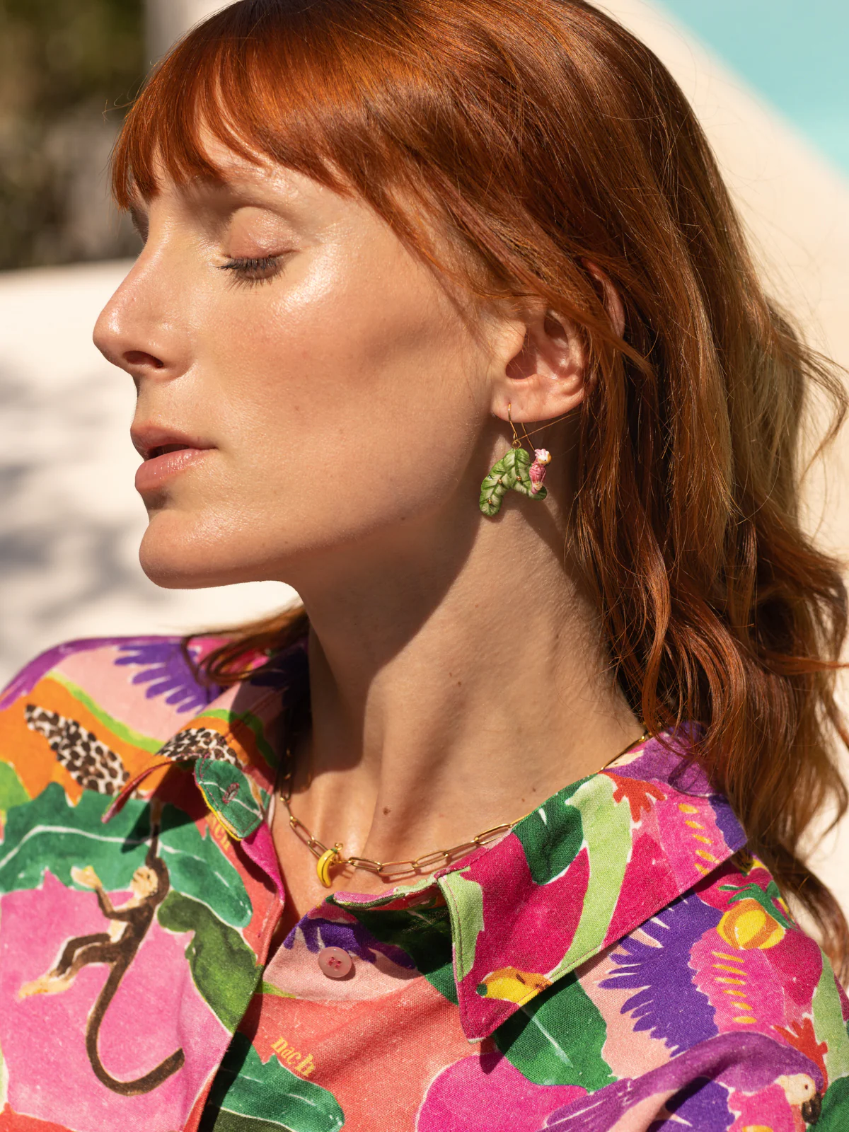 Boucles d'oreilles cacatoès sur feuilles de bananier - Image 3