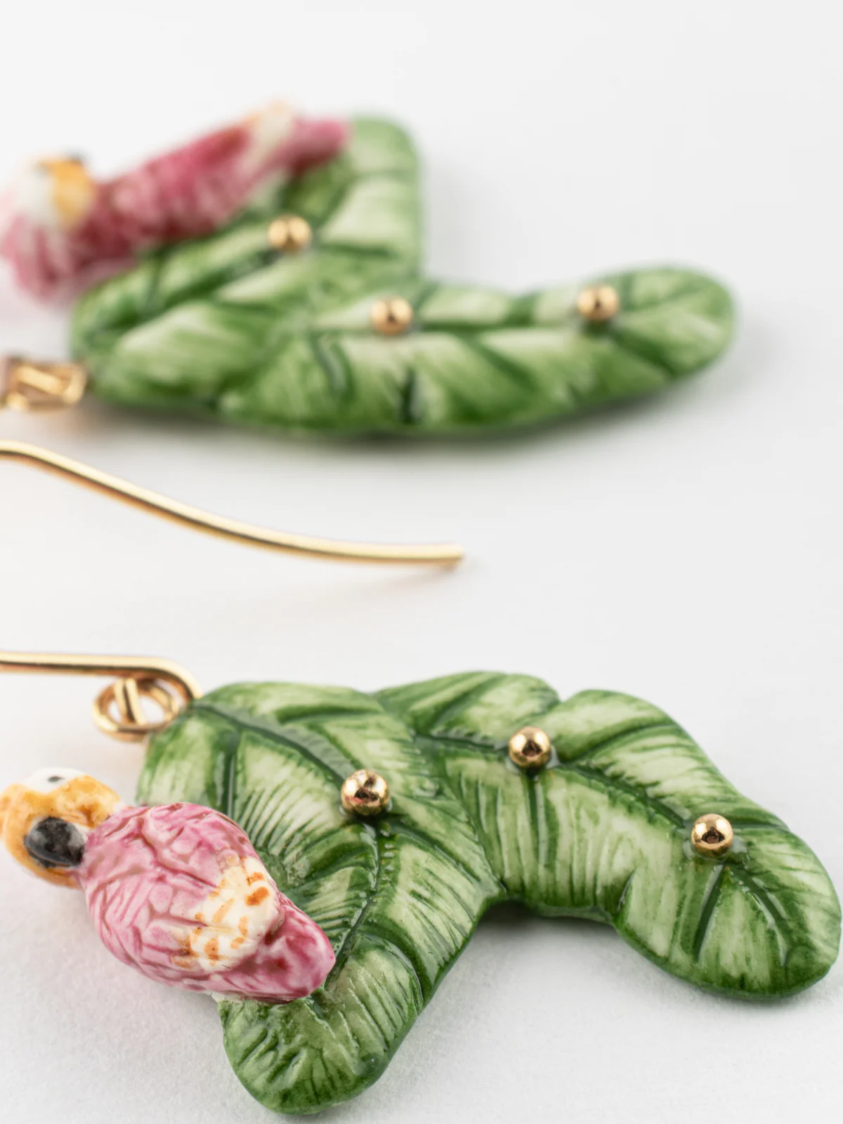 Boucles d'oreilles cacatoès sur feuilles de bananier - Image 4