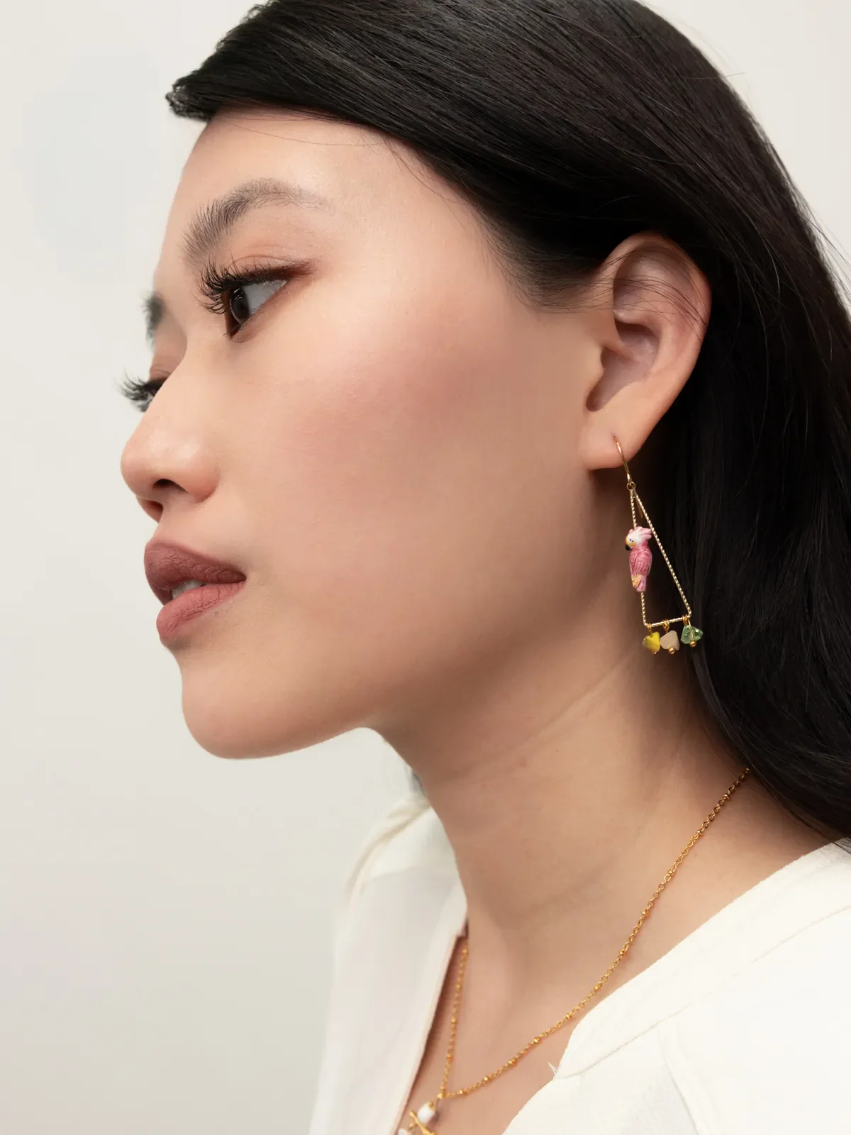 Boucles d'oreilles triangles cacatoès et perles - Image 2