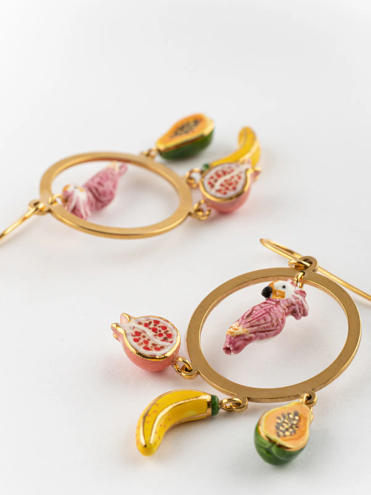 Boucles d'oreilles rondes cacatoès & fruits - Image 3