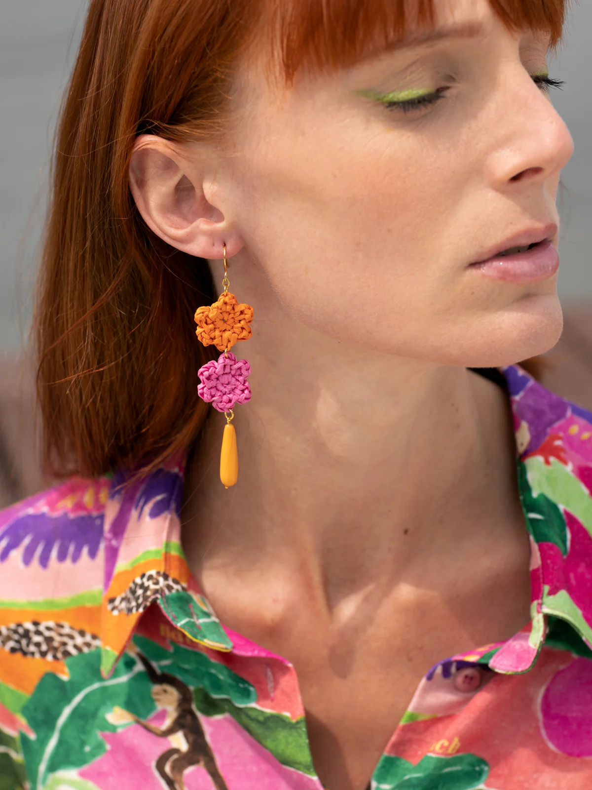 Boucles d'oreilles fleurs en raphia & goutte orange - Image 3