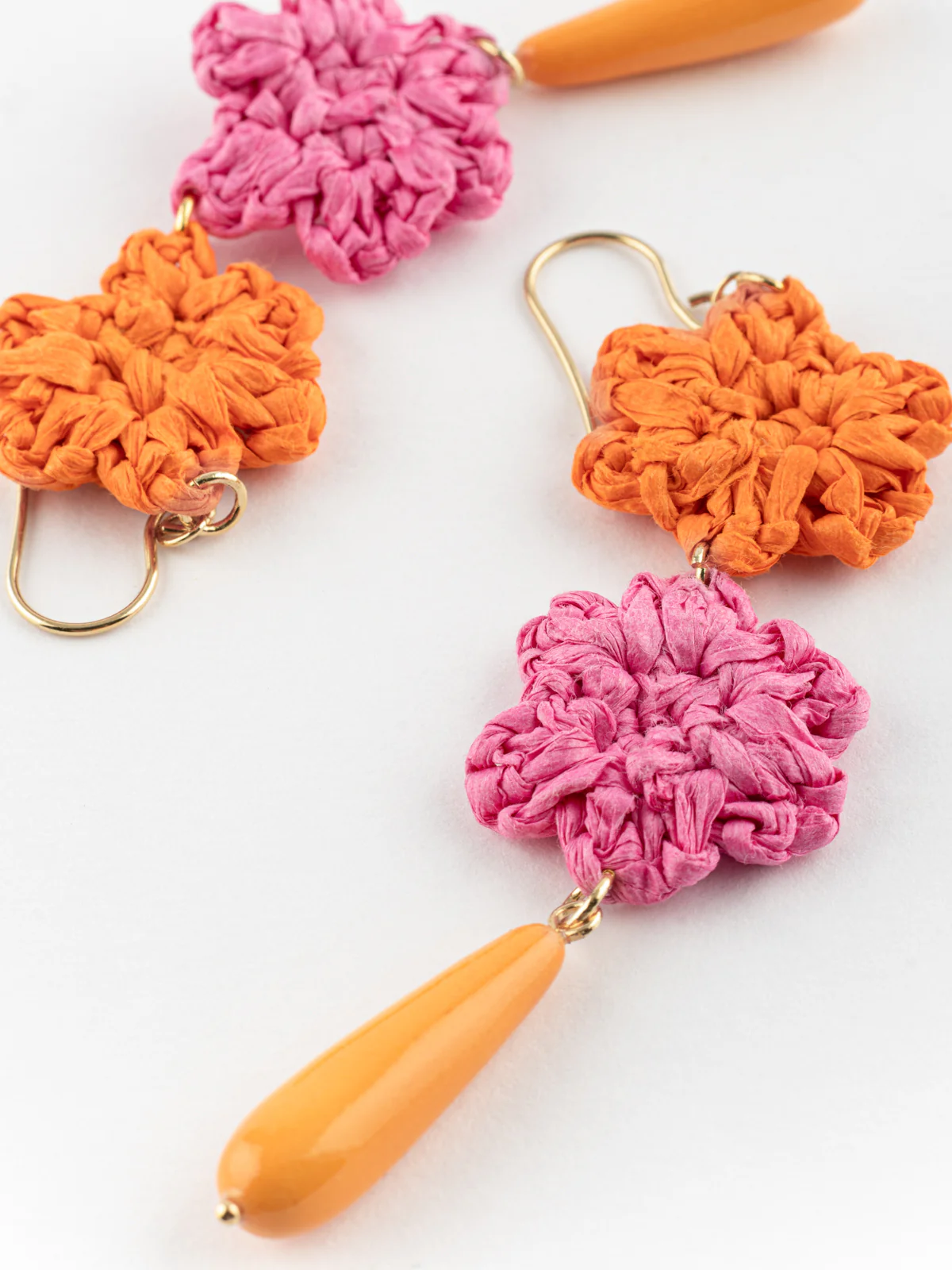 Boucles d'oreilles fleurs en raphia & goutte orange - Image 4