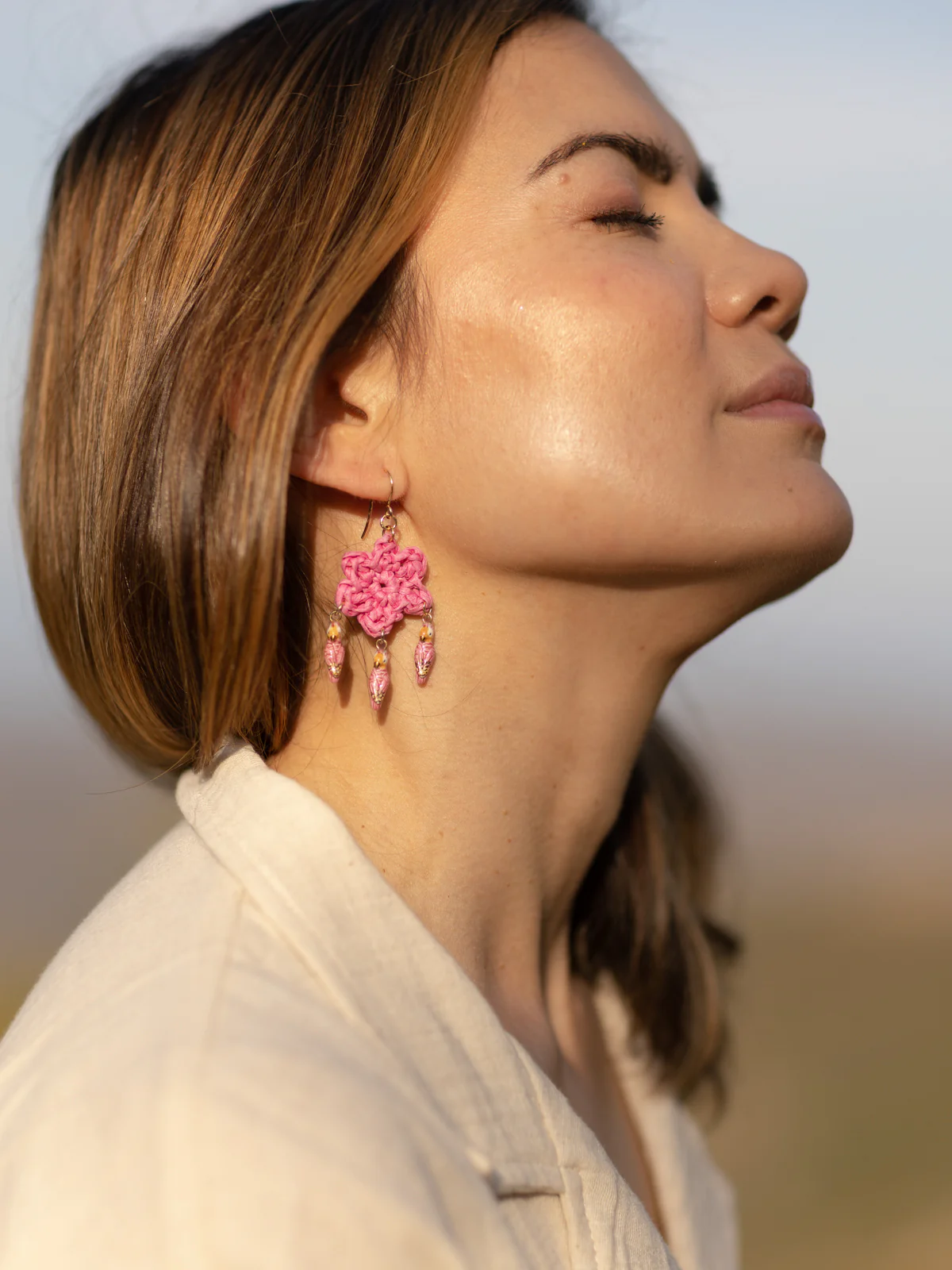 Boucles d'oreilles fleur en raphia et cacatoès