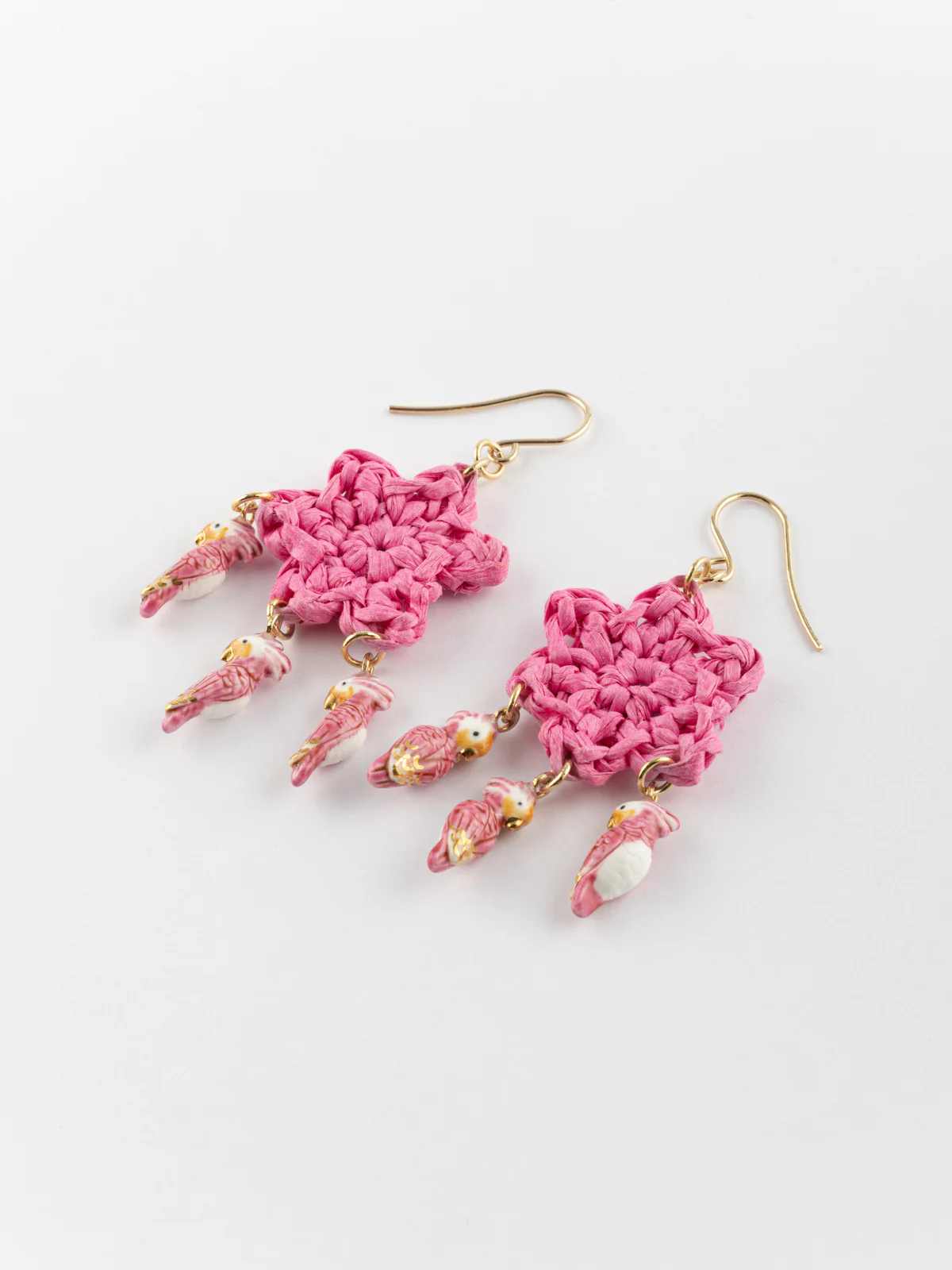 Boucles d'oreilles fleur en raphia et cacatoès - Image 2