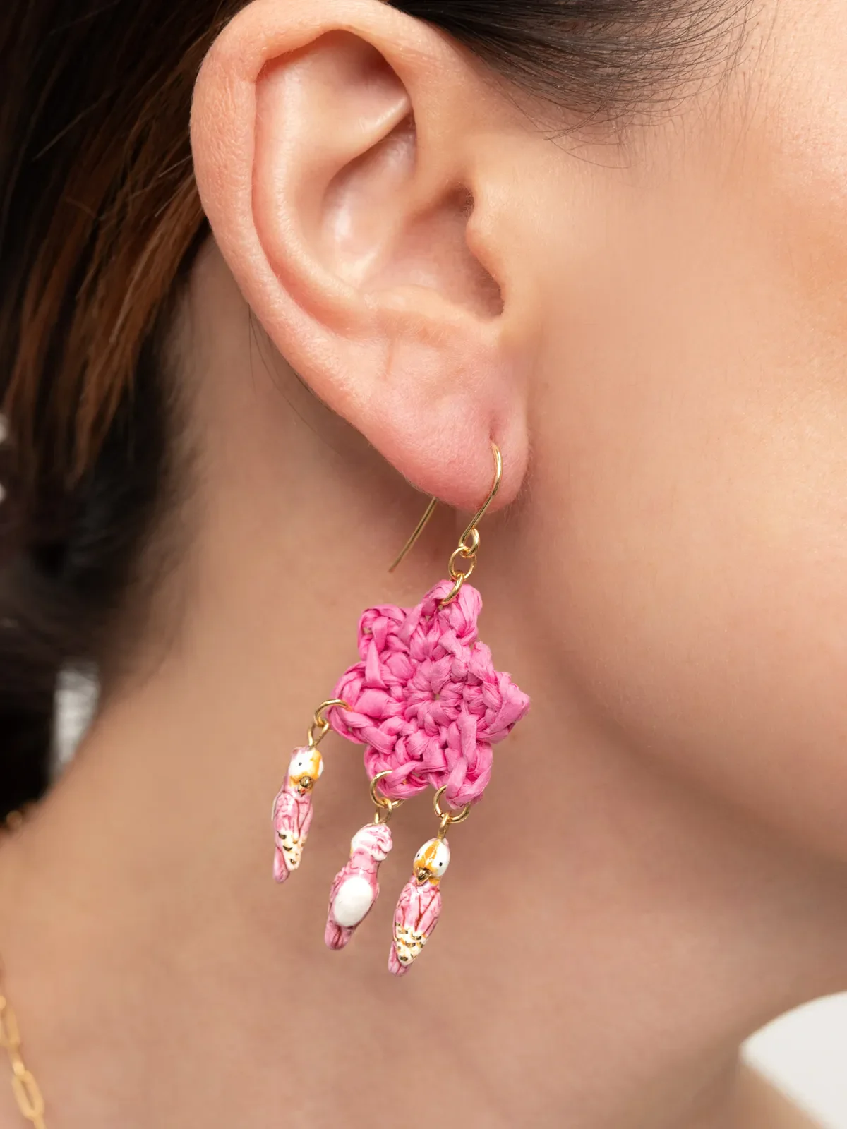 Boucles d'oreilles fleur en raphia et cacatoès - Image 3
