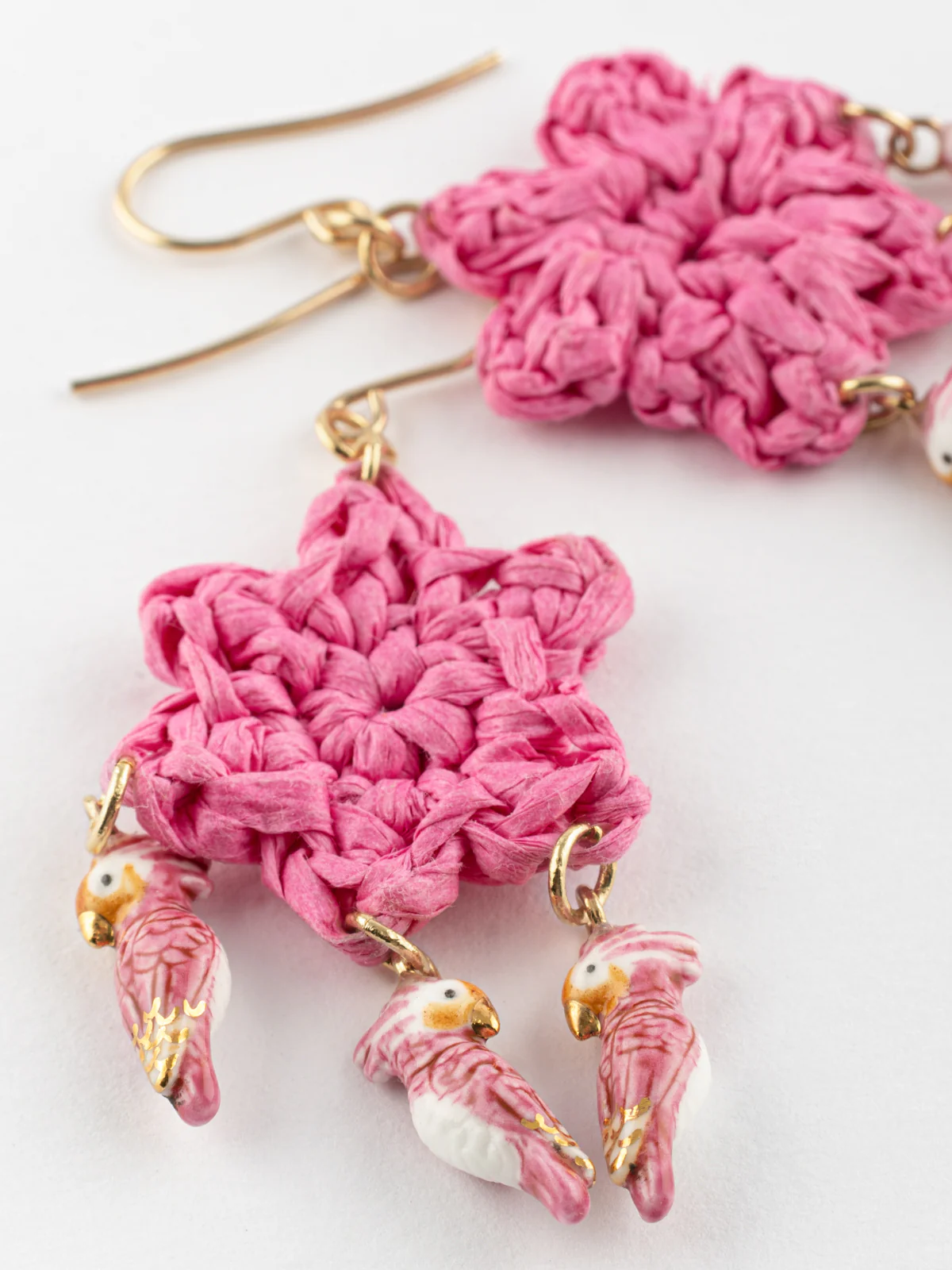 Boucles d'oreilles fleur en raphia et cacatoès - Image 4