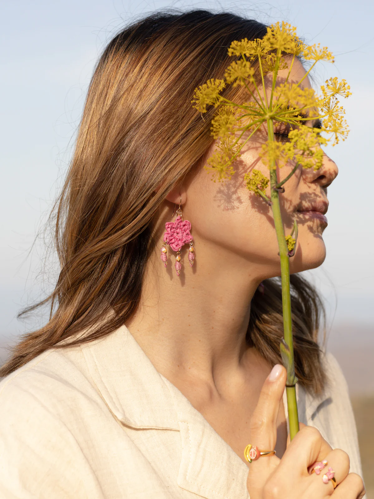 Boucles d'oreilles fleur en raphia et cacatoès - Image 5