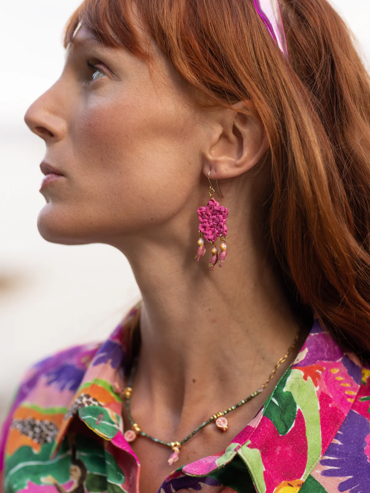 Boucles d'oreilles fleur en raphia et cacatoès - Image 6