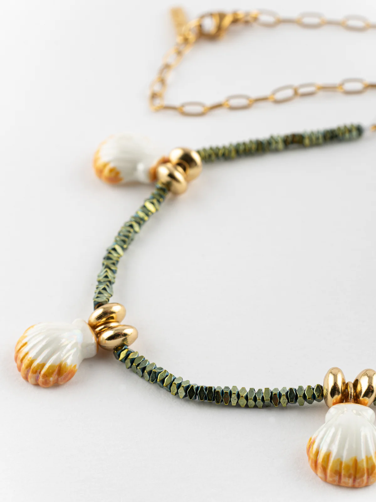 Collier perles d'hématite coquillages