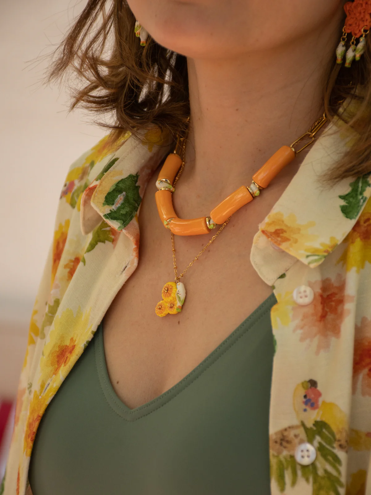 Collier perruche sur pissenlits jaunes - Image 3