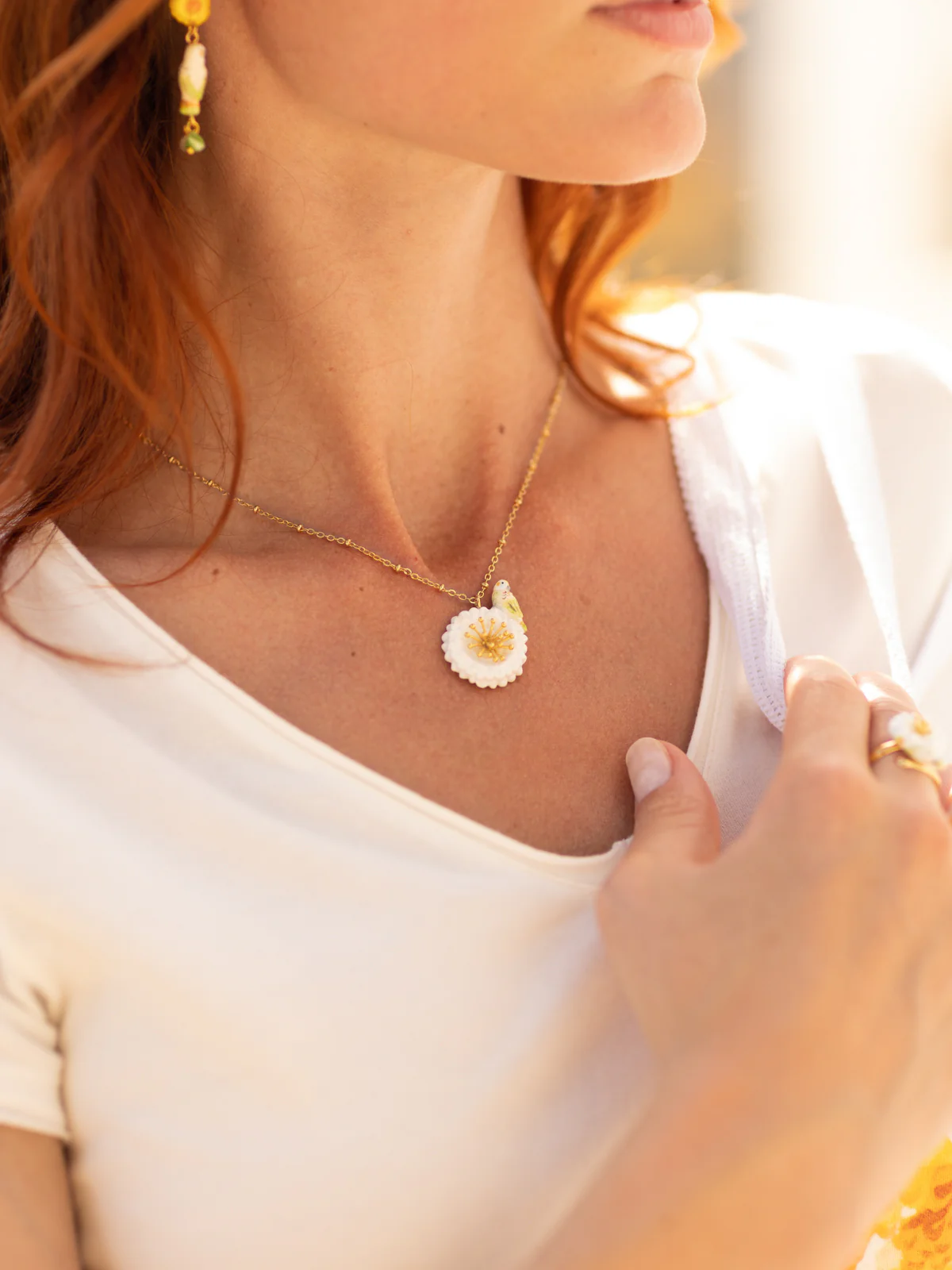 Collier perruche sur pissenlit blanc - Image 2
