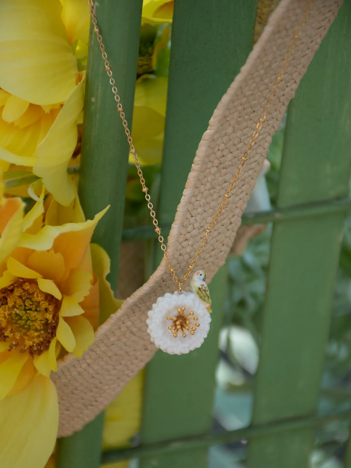 Collier perruche sur pissenlit blanc - Image 4