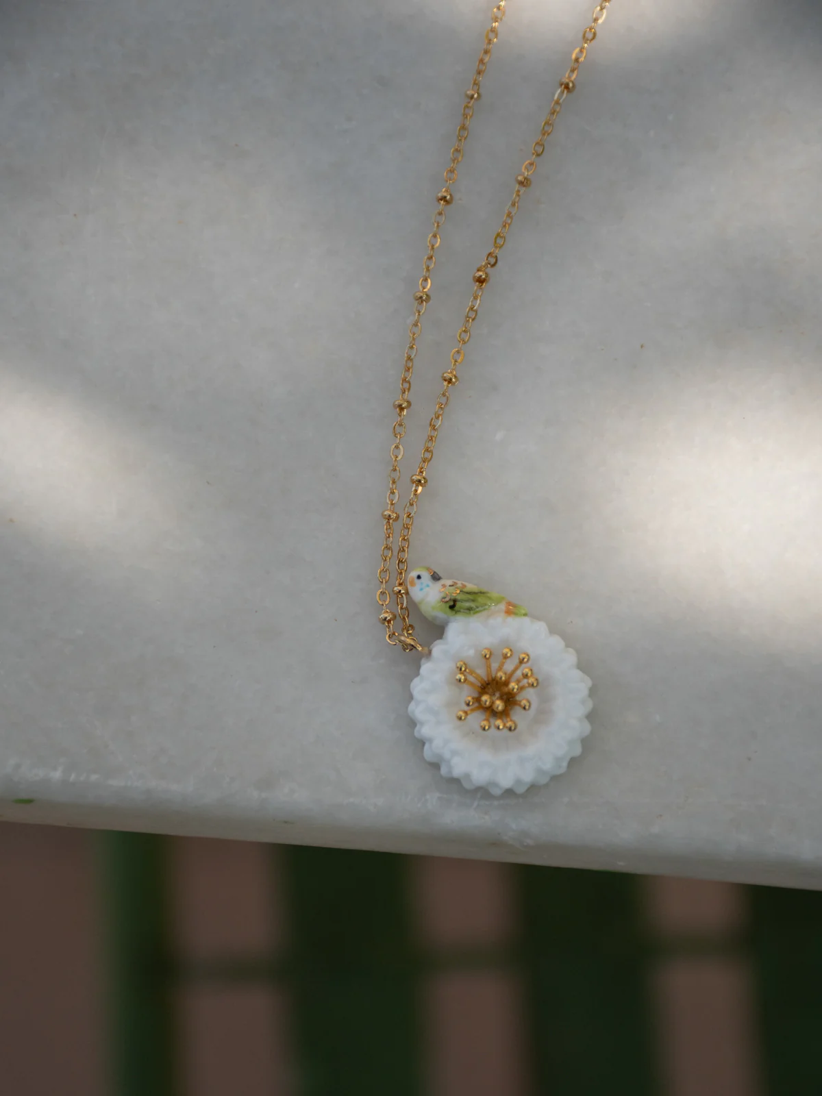 Collier perruche sur pissenlit blanc - Image 5