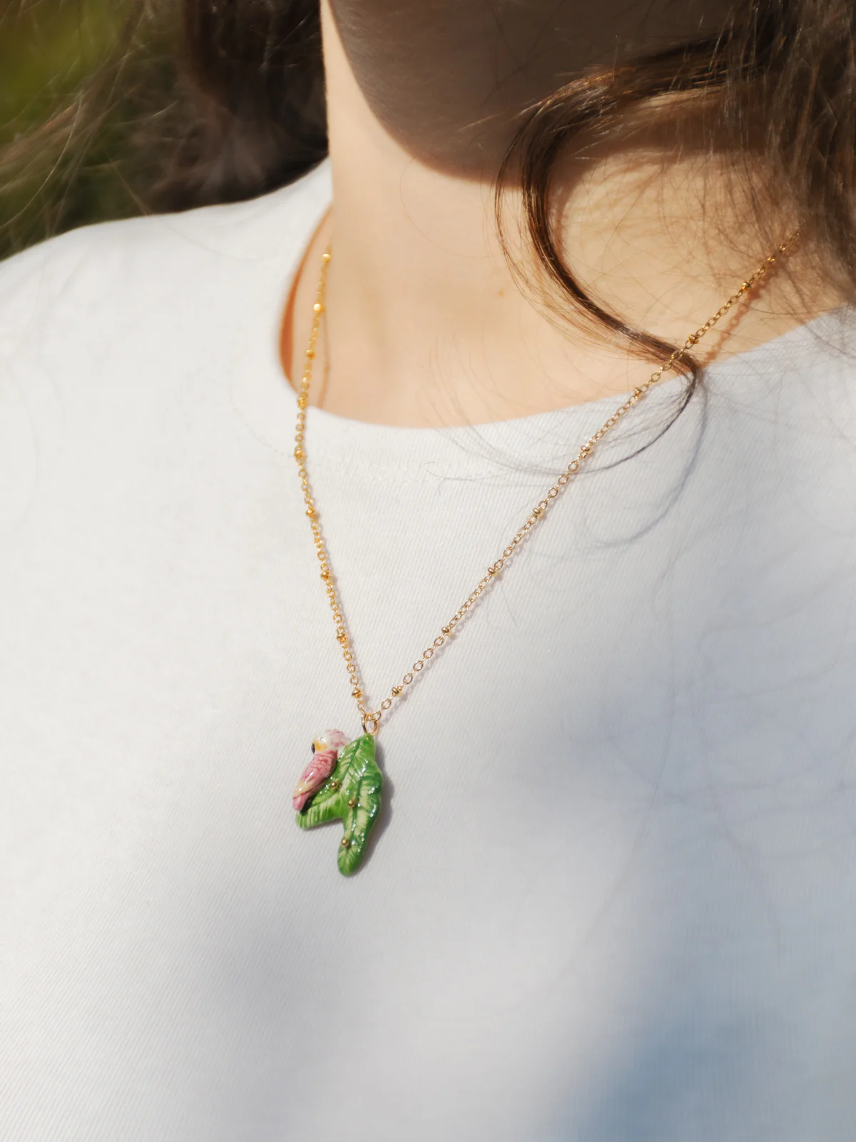 Collier cacatoès sur feuilles de bananier - Image 2