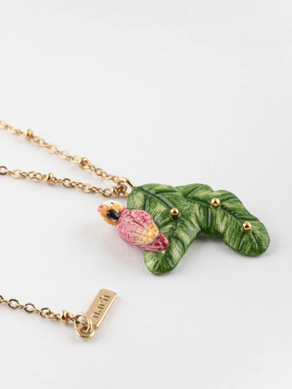Collier cacatoès sur feuilles de bananier - Image 3