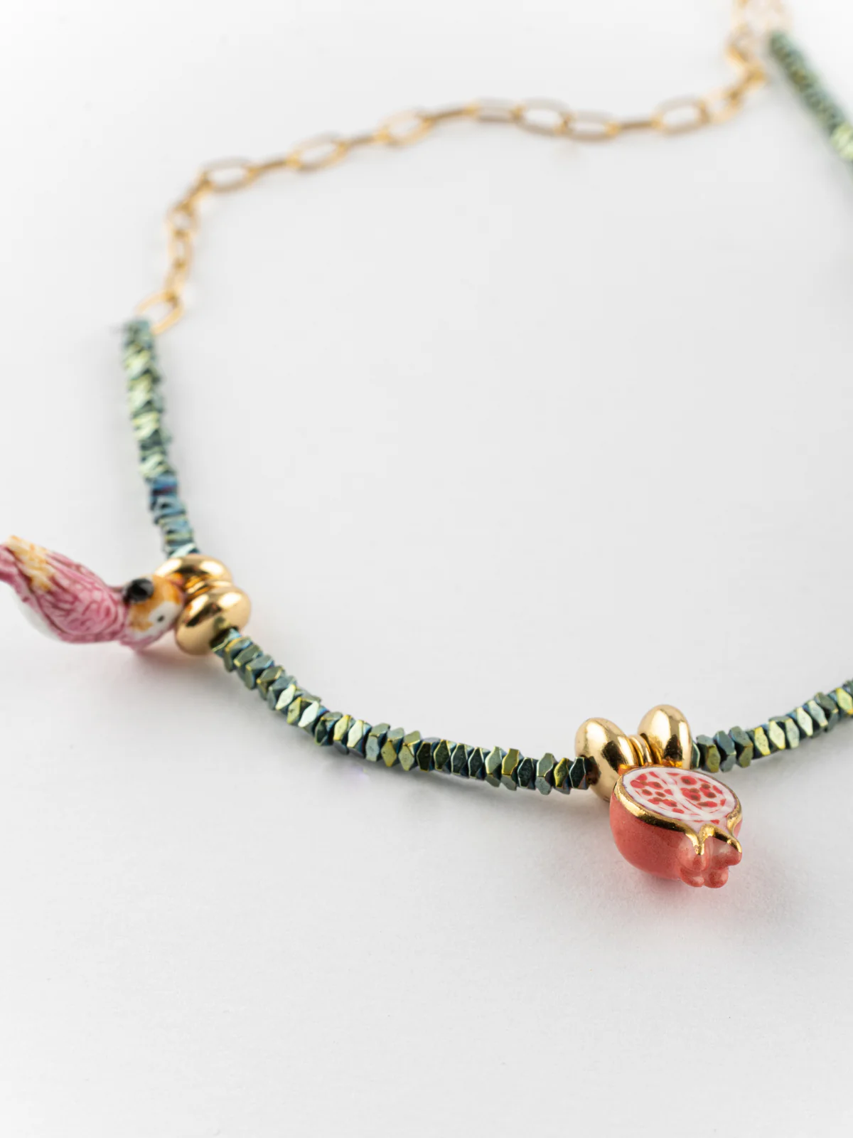 Collier perles d'hématite perruches et grenades