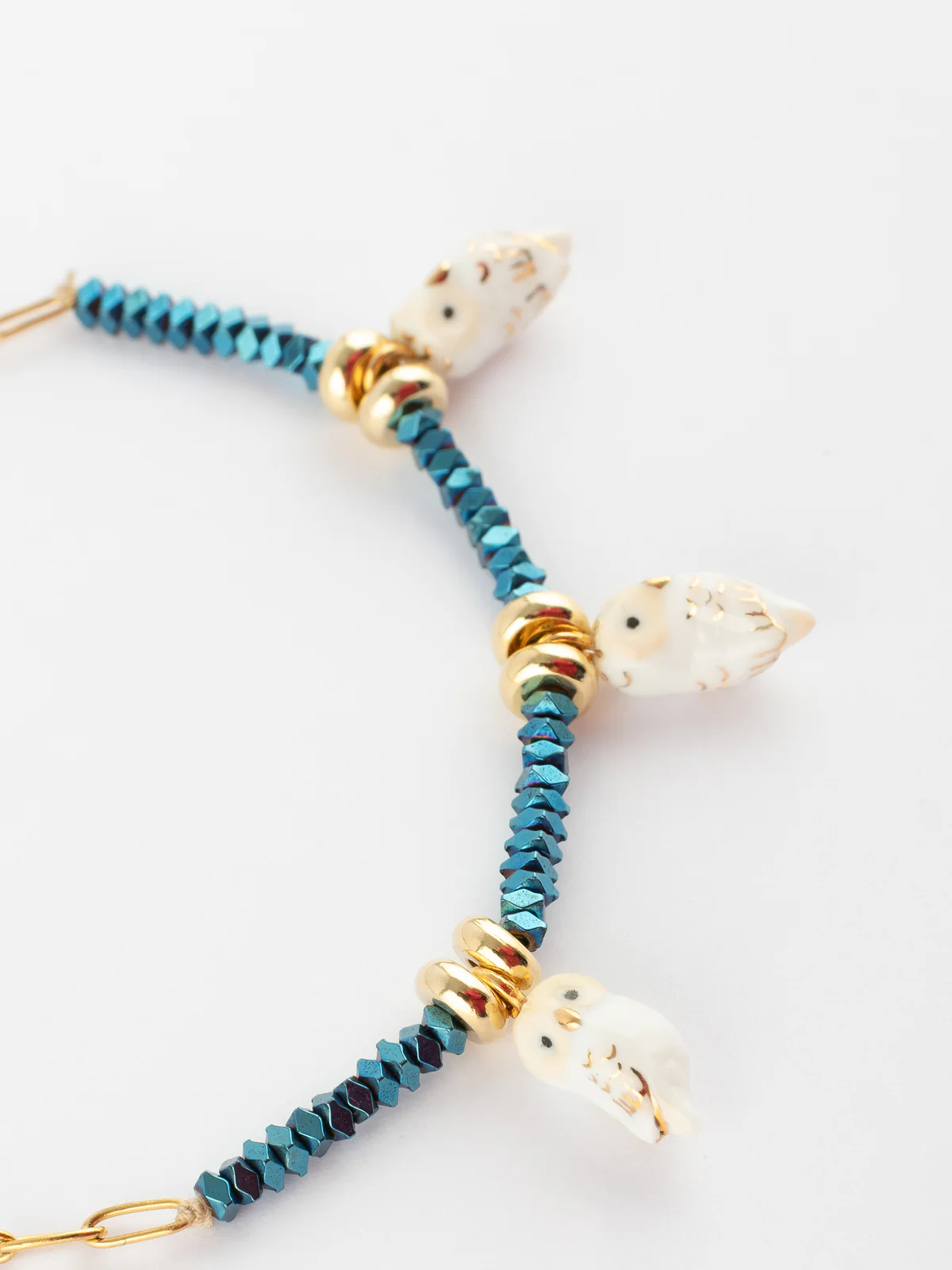 Bracelet en perles d'hématite et chouettes - Image 3
