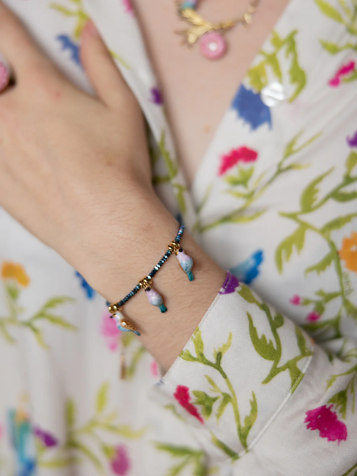 Bracelet en perles d'hématite et oiseaux - Image 2