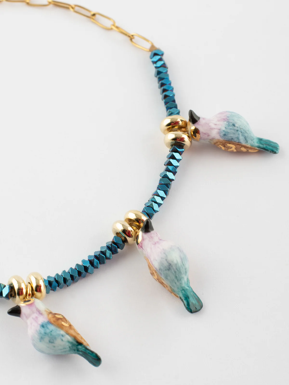 Bracelet en perles d'hématite et oiseaux - Image 4