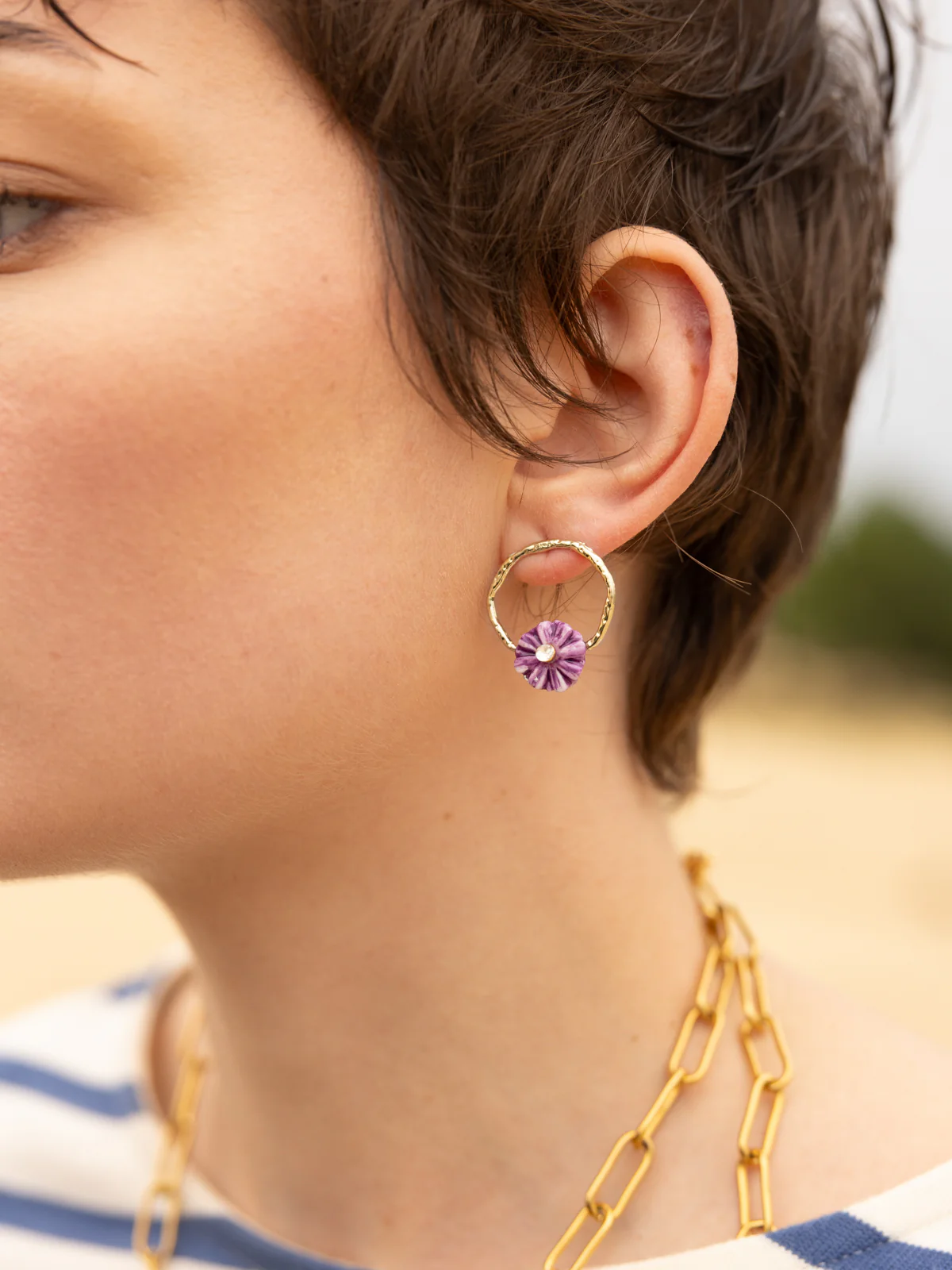 Petites boucles d'oreilles rondes chardon violet - Image 2